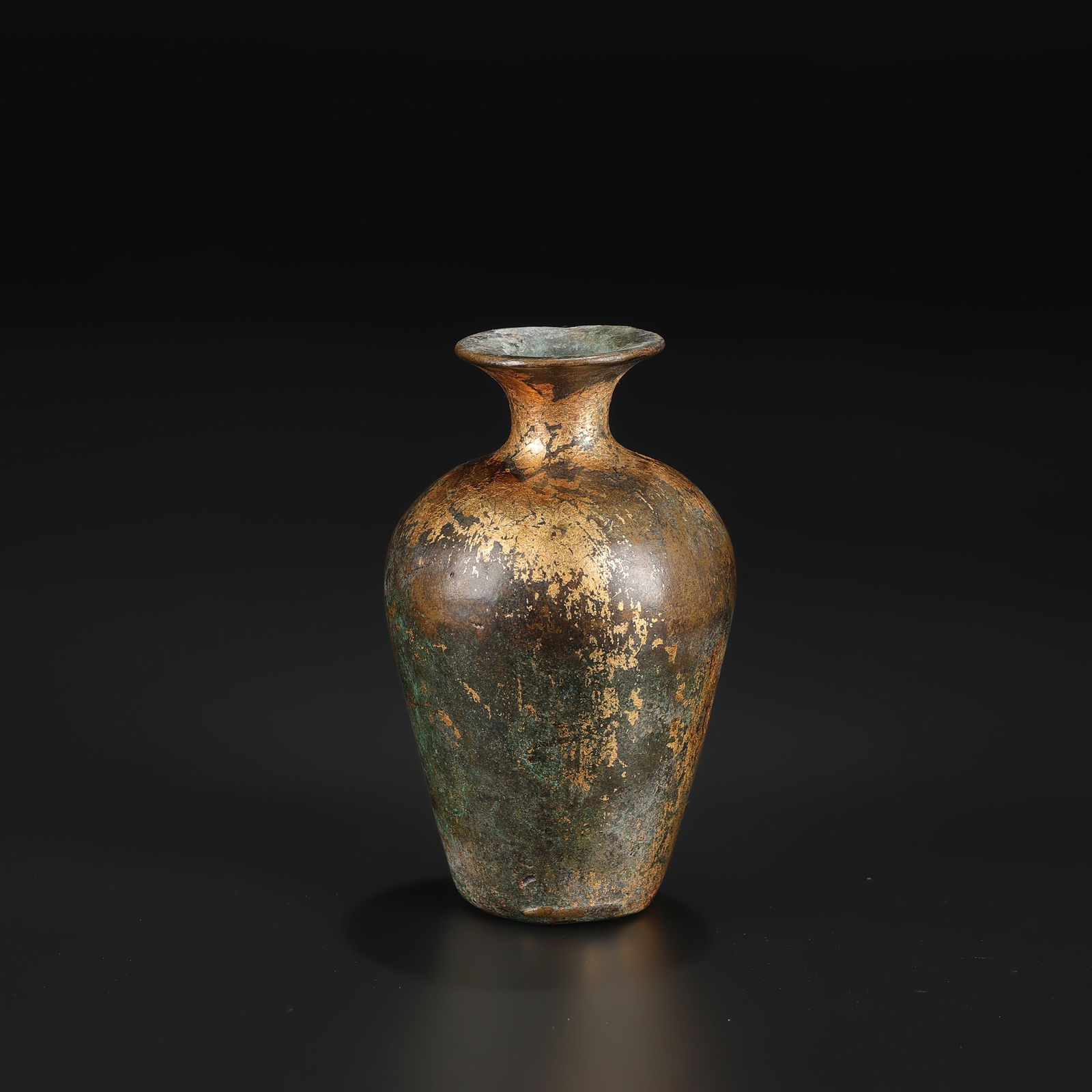 Ancient Han Dynasty Chinese Bronze Vessel: Ancient Han Dynasty Chinese Bronze Vessel. Size Detail: 5 x 8.5cm Weight: 172gram