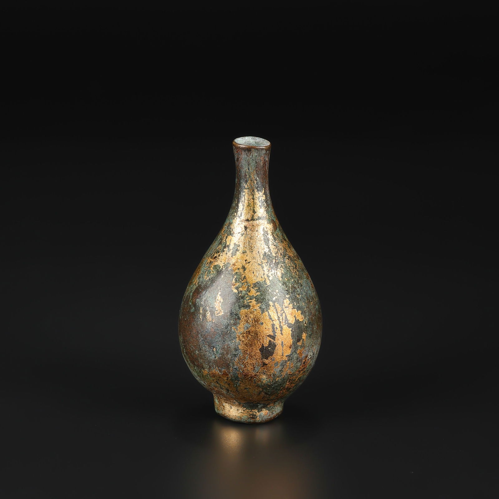 Ancient Chinese Bronze Bud Vase: Ancient Chinese Bronze Bud Vase. Size Detail: 4.5 x 9.5cm Weight: 164gram