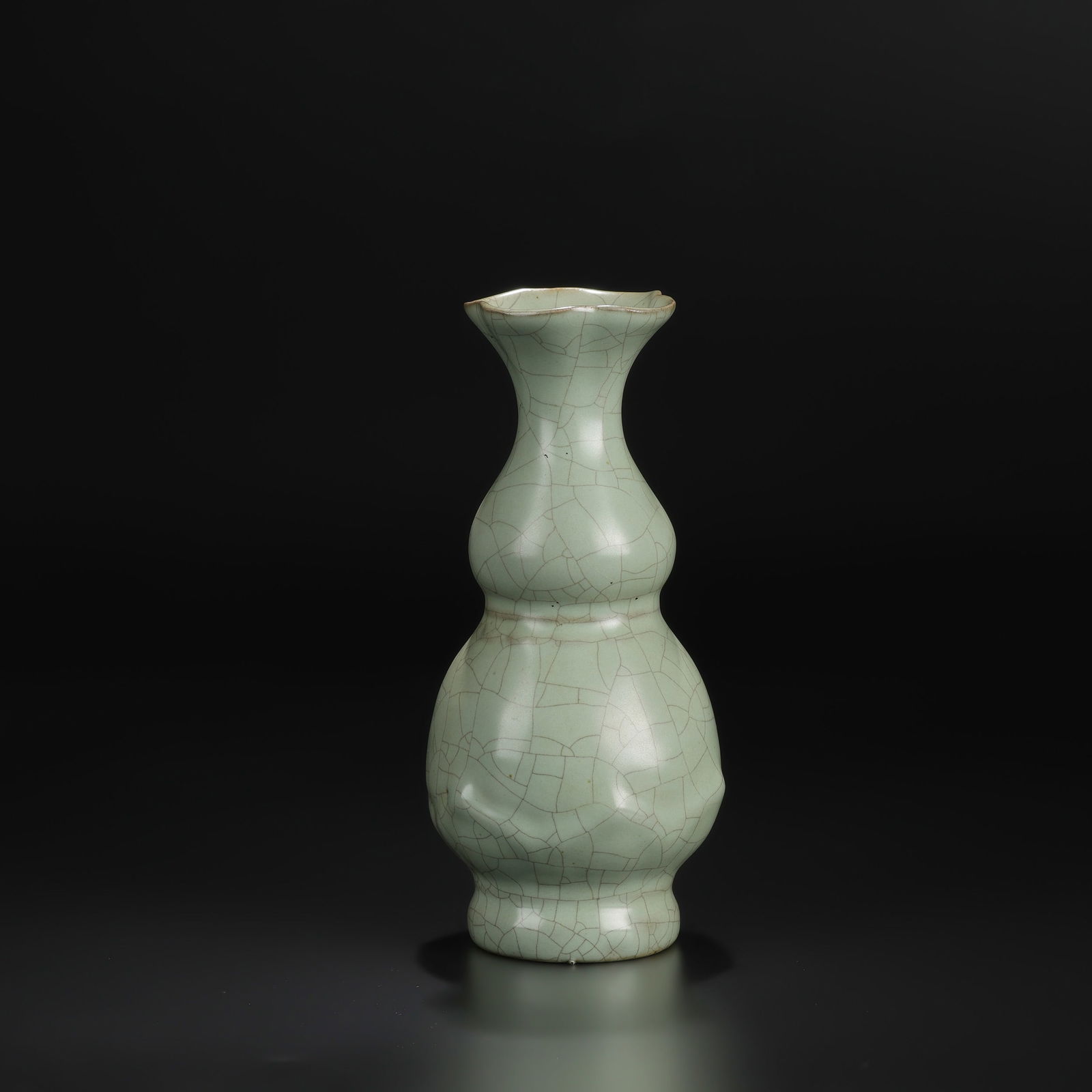 Guan Kiln Porcelain Vase with Ice-Crackle Glaze, Song Dynasty: Guan Kiln Porcelain Vase with Ice-Crackle Glaze, Song Dynasty Size Detail: 7.5 x 18cm Weight: 269gram