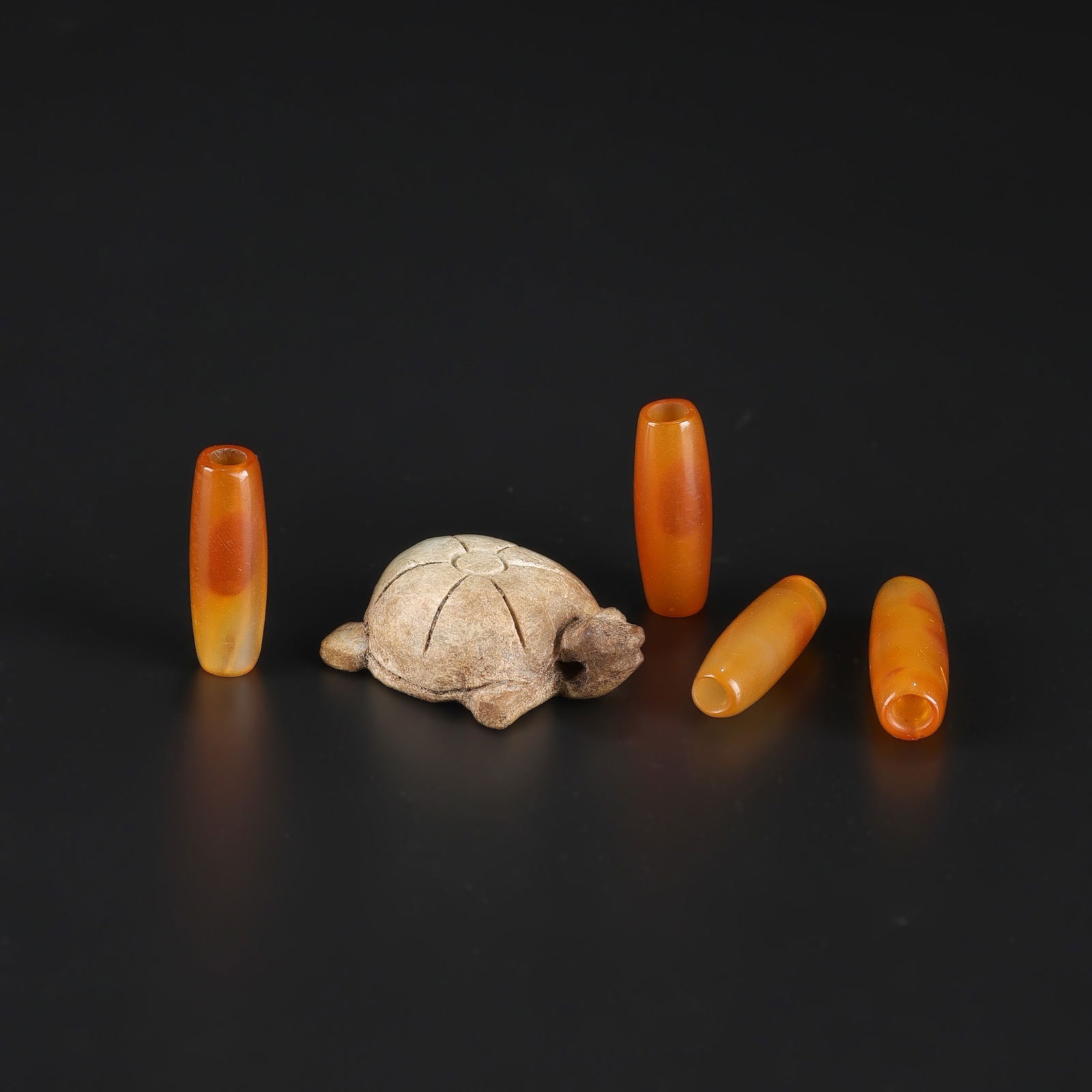 Antique Collectibles Carved Stone Turtle Figurine Four Orange Carnelian Agate Beads: Antique Collectibles Carved Stone Turtle Figurine Four Orange Carnelian Agate Beads Total Weight: 25gram