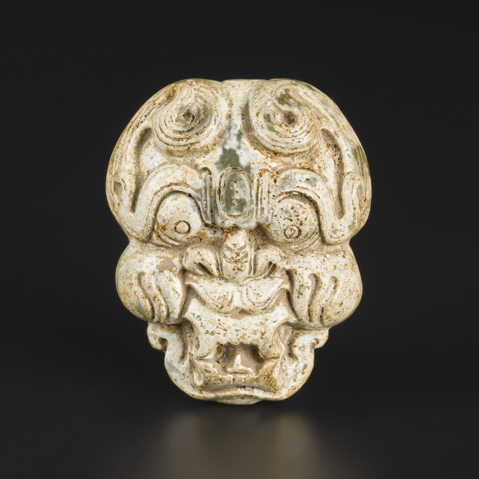 Western Zhou Dynasty Chinese Carved Jade Dragon Face Mask Motif Amulet Pendant: Western Zhou Dynasty Chinese Carved Jade Dragon Face Mask Motif Amulet Pendant Size Detail: 4.9 x 6.1cm Weight: 68gram