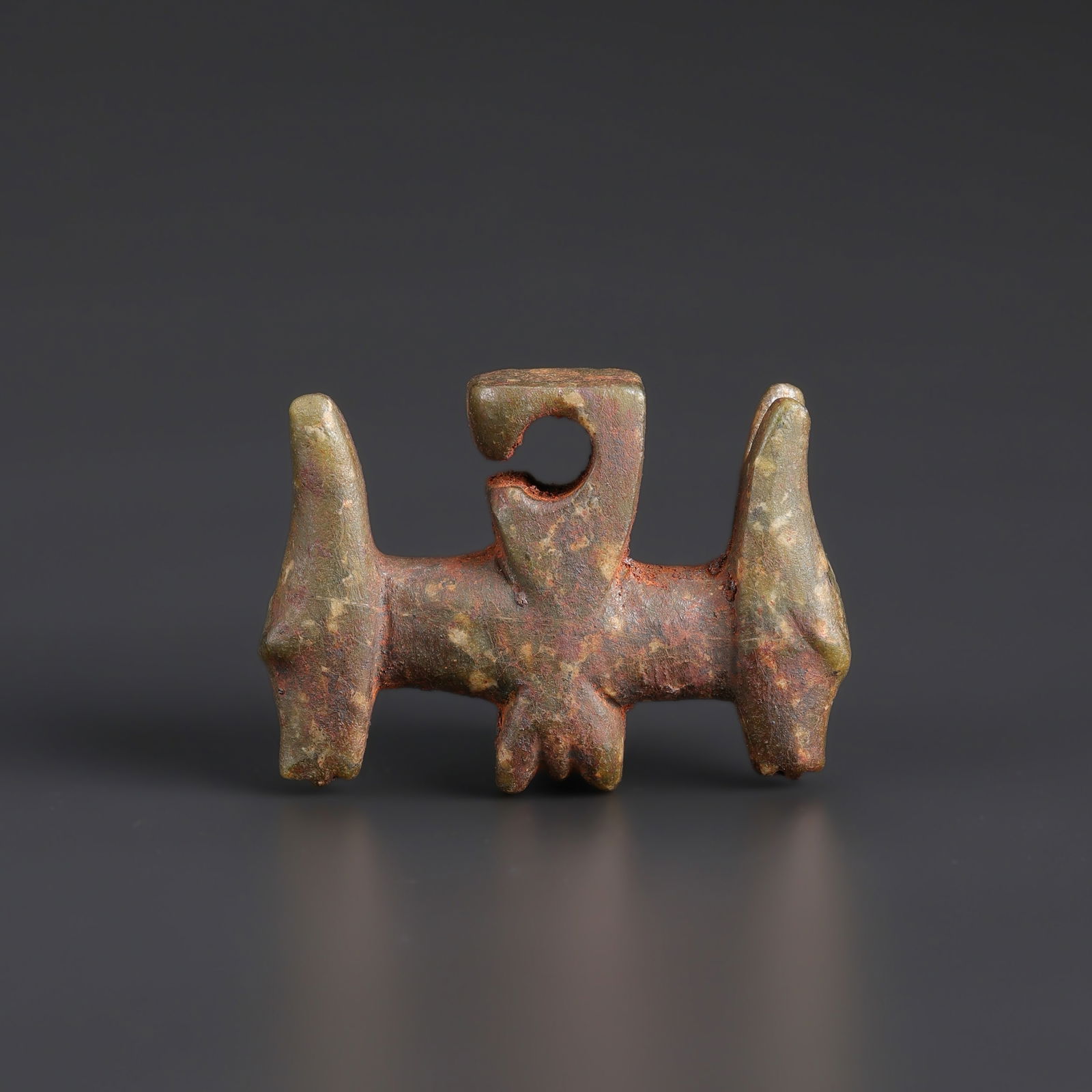 Dong Son Culture Jade Pendant Depicting Two Carved Beast Heads: Dong Son Culture Jade Pendant Depicting Two Carved Beast Heads. Size Details: 5.1 x 3.7cm Weight: 28gram