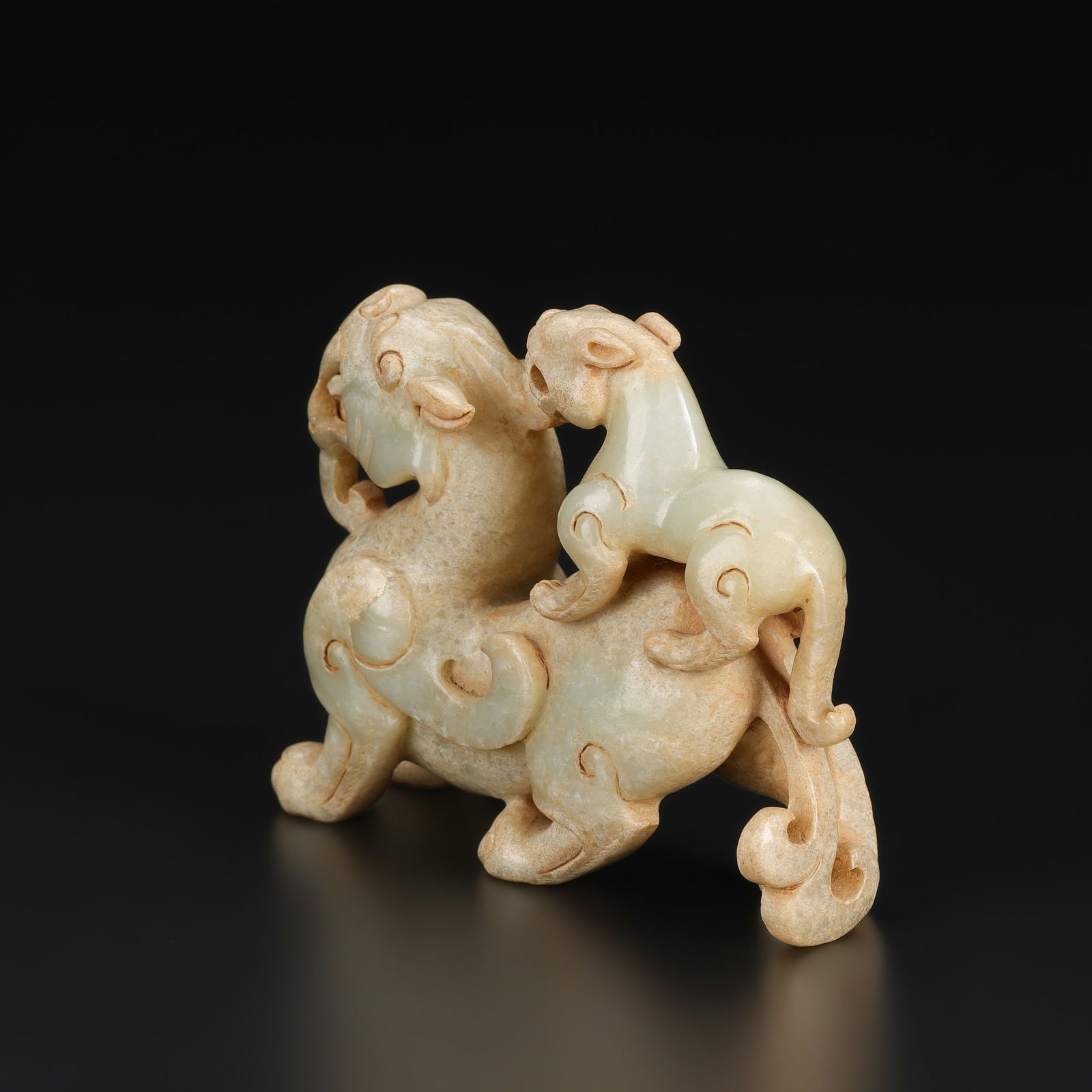 Western Zhou Dynasty Chinese Jade Carving of Pixiu – Mythical Beast: Western Zhou Dynasty Chinese Jade Carving of Pixiu – Mythical Beast. Size Detail: 11 x 8.5cm Weight: 391gram