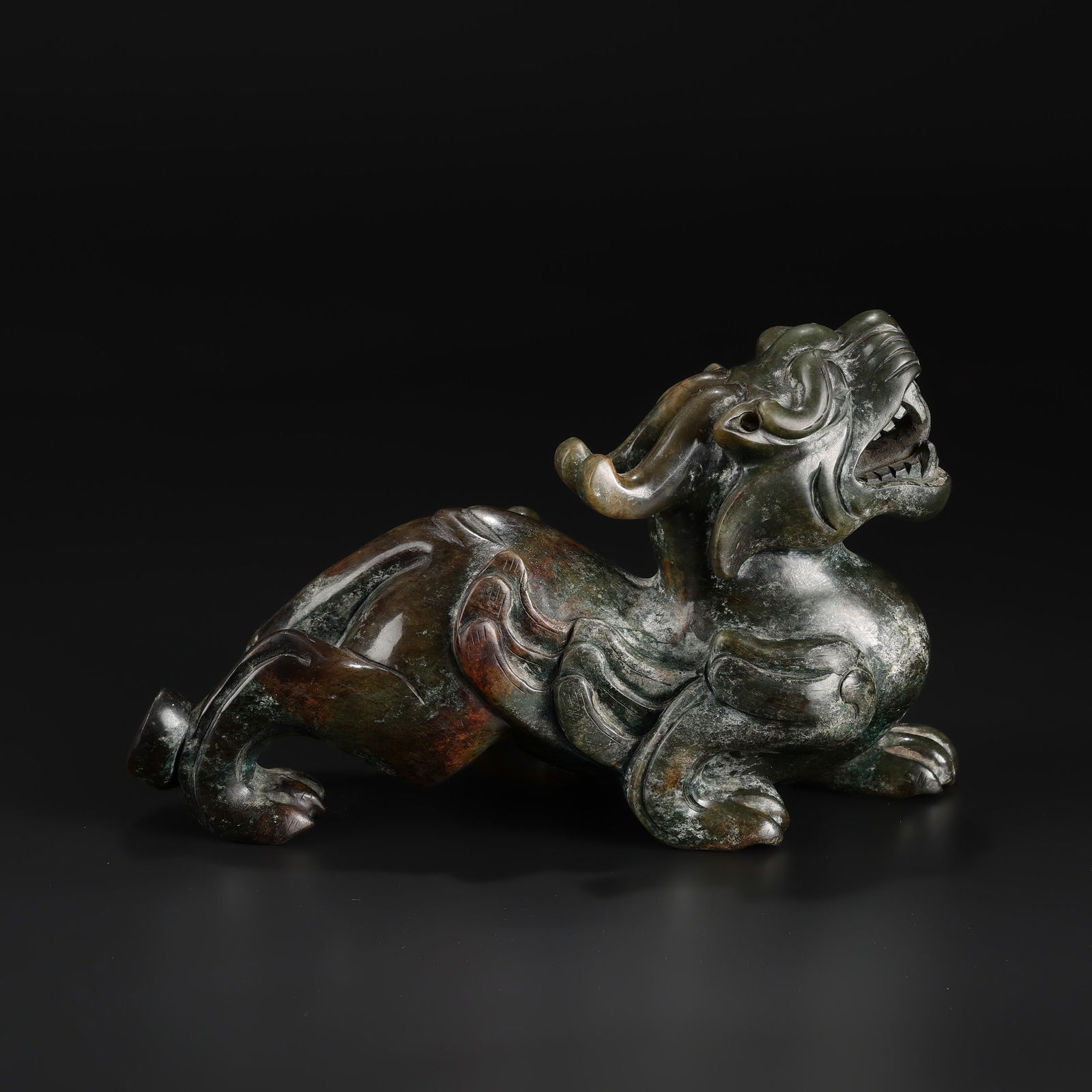 Western Zhou Dynasty Jade Dragon Figurine: Western Zhou Dynasty Jade Dragon Figurine. Size Detail: 21 x 13cm Weight: 2kg