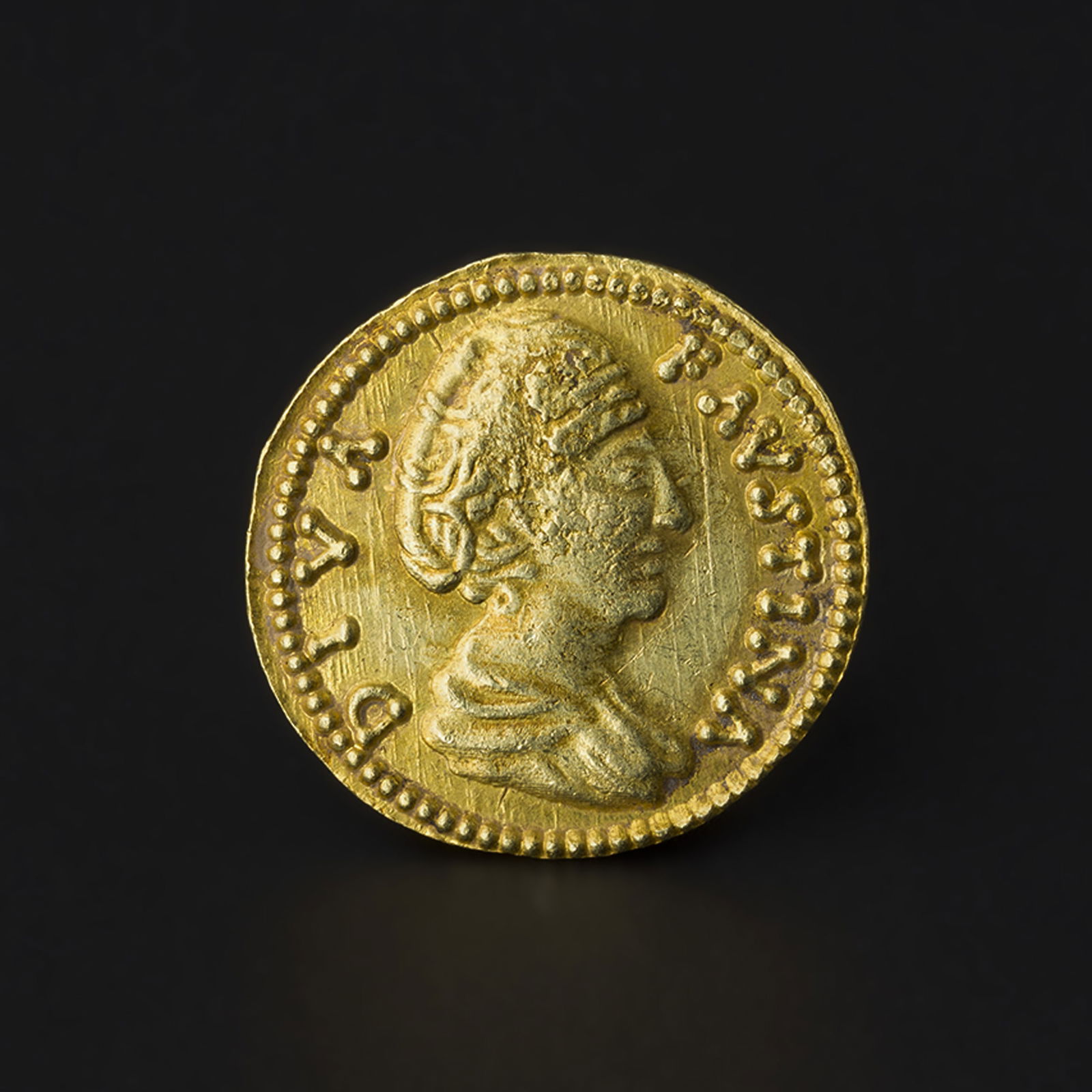 Roman Aureus The Twelve Caesars Silbury Gold Coin: Roman Aureus The Twelve Caesars Silbury 18K Gold Coin Size Detail: 1.9cm Weight: 4gram