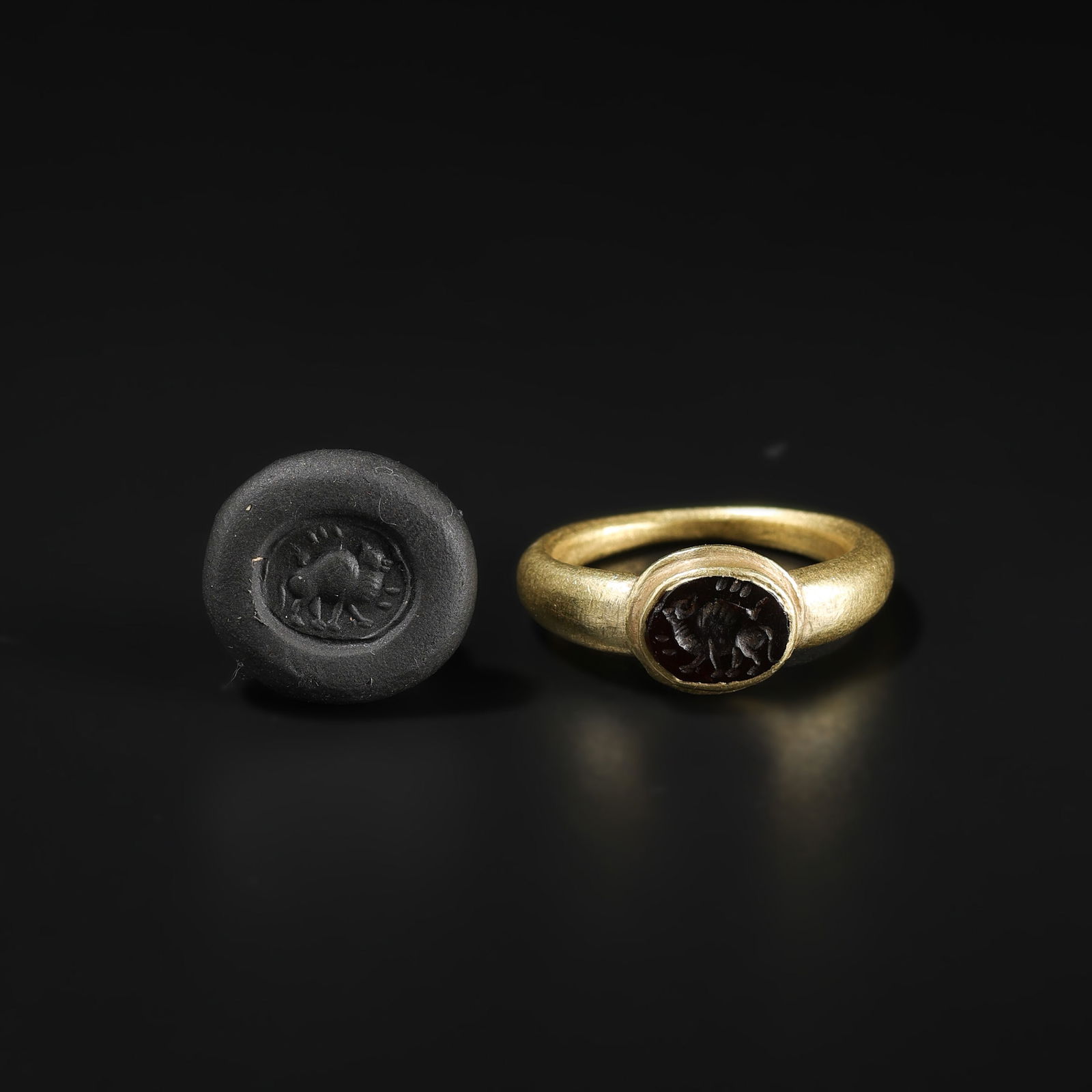 Old Antique Gold Ring With Garnet Stamp Intaglio From Ancient Roman's (1 of 7)