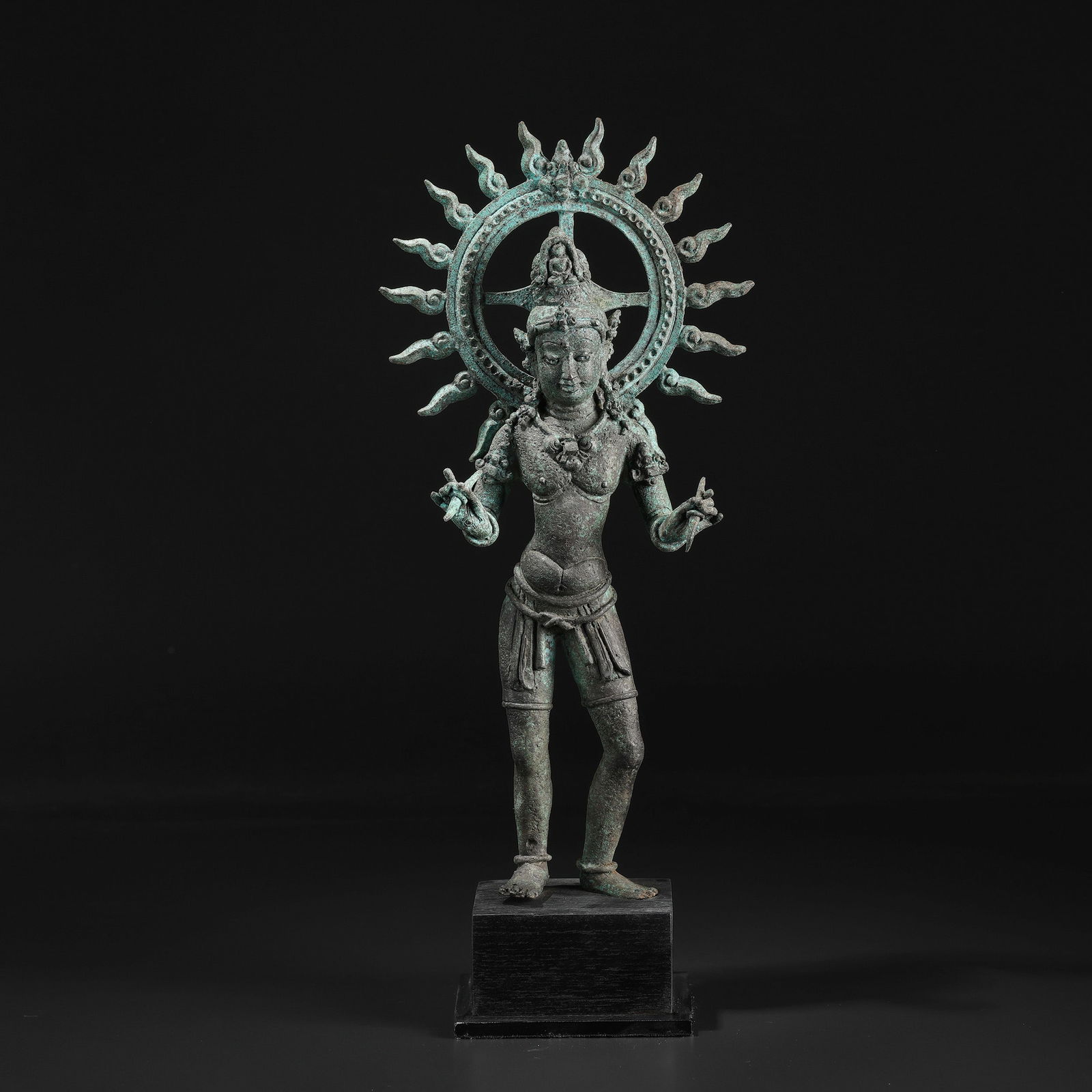 Antique Bronze Sculpture of the Bodhisattva Avalokiteshvara: Antique Bronze Sculpture of the Bodhisattva Avalokiteshvara Size Detail: 14 x 31cm Total Weight: 2.1kg
