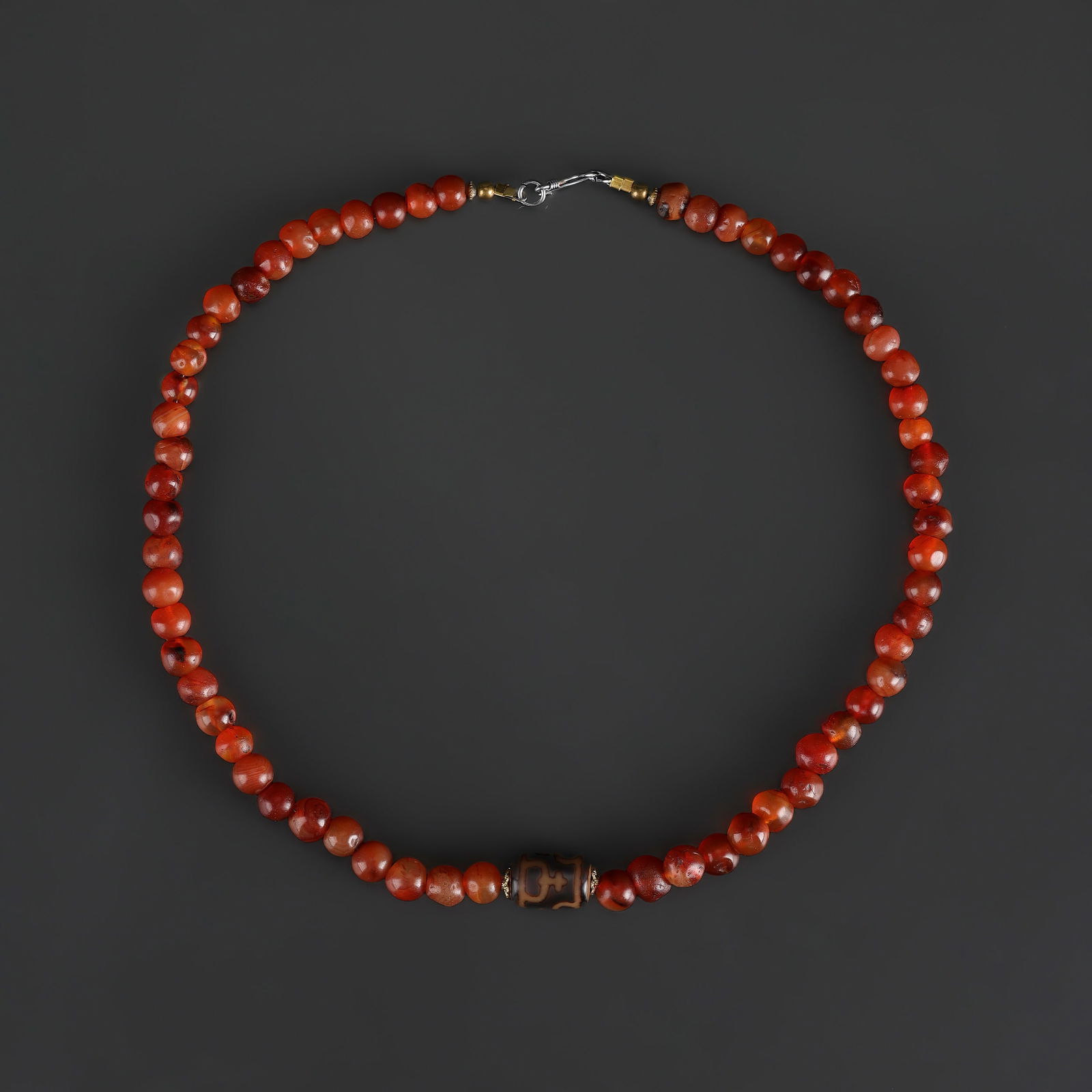 Old Tibetan Dzi Bead Pendant with Carnelain Beads Necklace: Old Tibetan Dzi Bead Pendant with Carnelain Beads Necklace Length: 17in Total Weight: 44gram