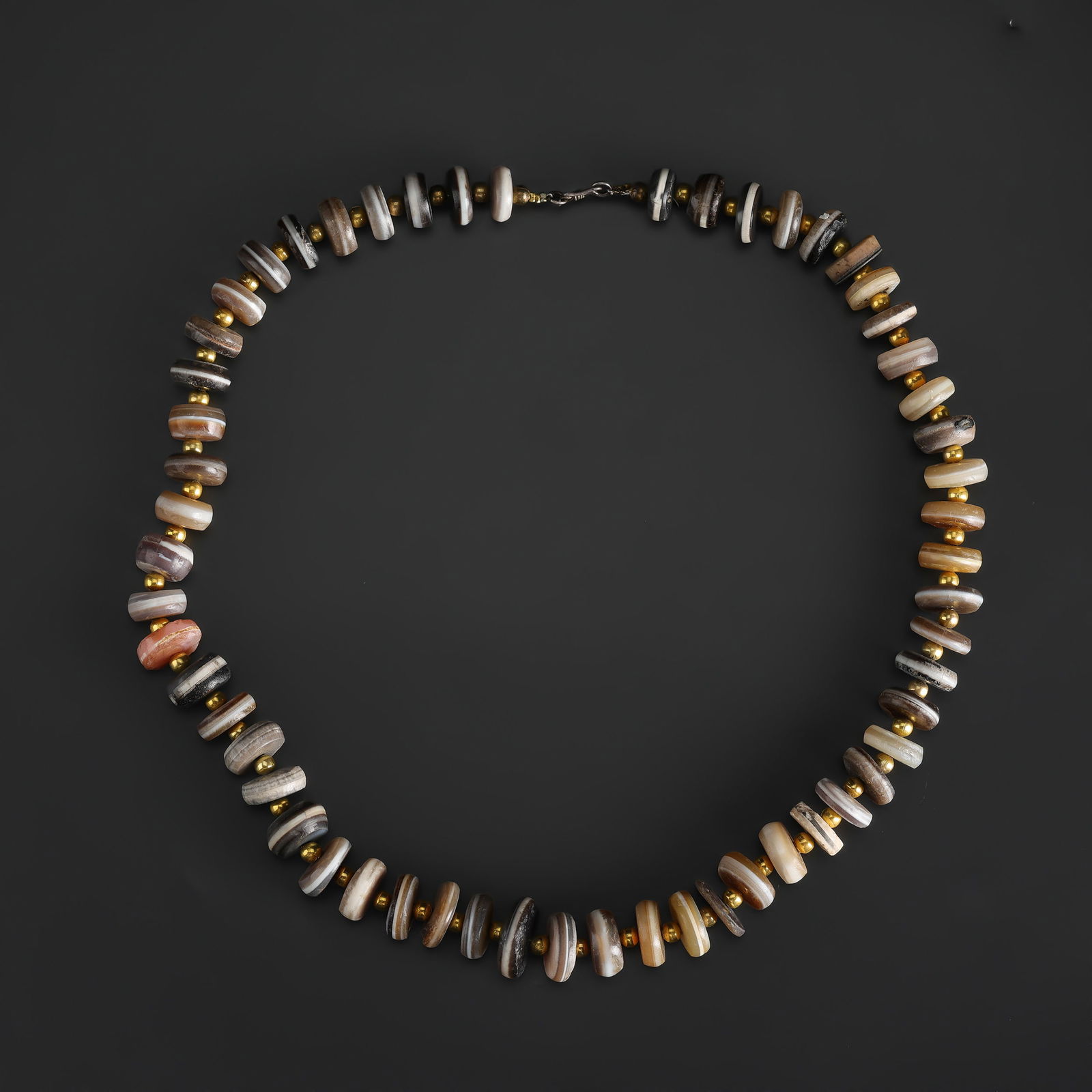 Himalayan Old Ancient Indo Tibetan Unique Button Shape Dzi Sulemani Agate Beads: Himalayan Old Ancient Indo Tibetan Unique Button Shape Dzi Sulemani Agate Beads Length: 24in Total Weight: 136gram