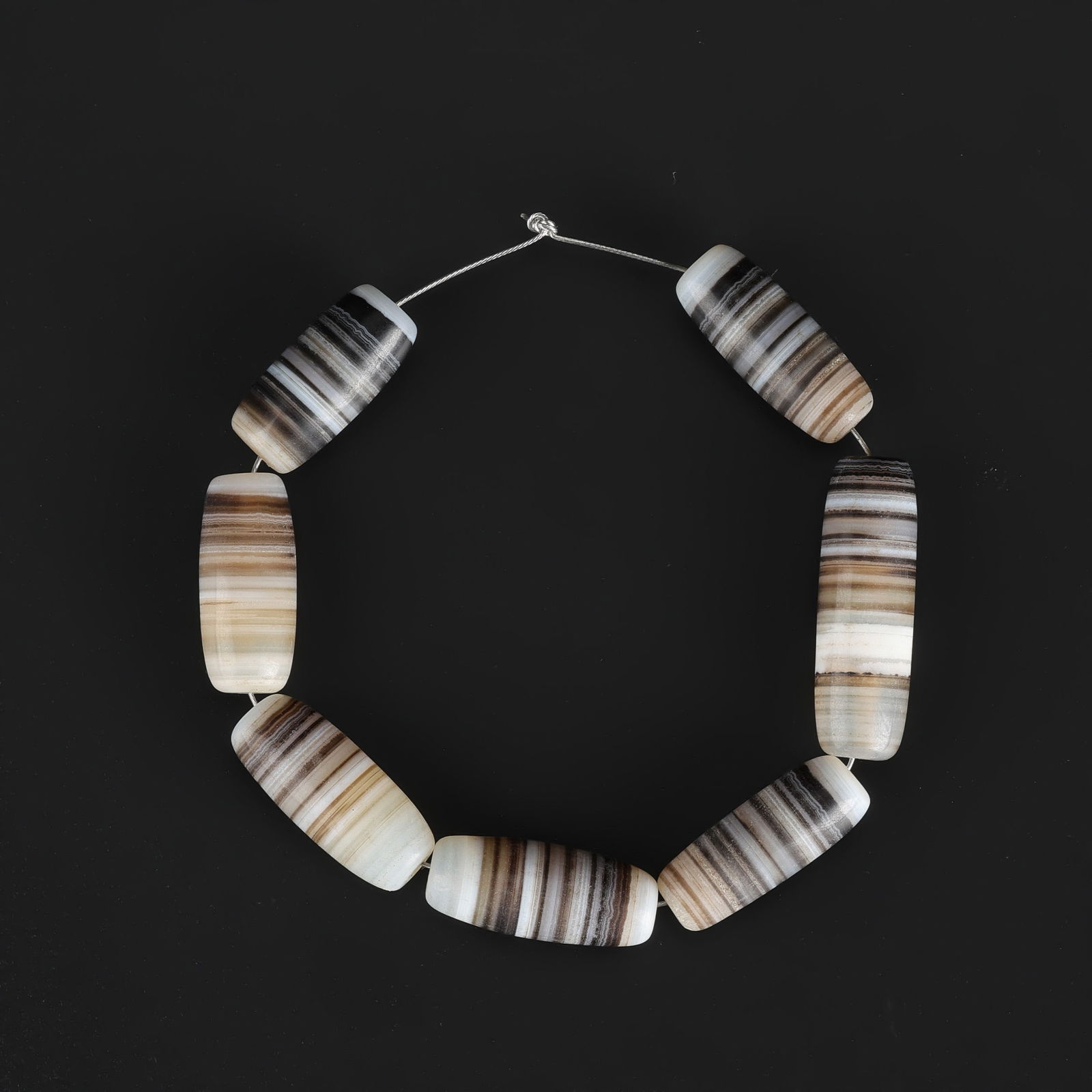 Vintage Himalayan Suliemani Agate Bead Amulet Rare: Vintage Himalayan Suliemani Agate Bead Amulet Rare Total Weight: 25gram