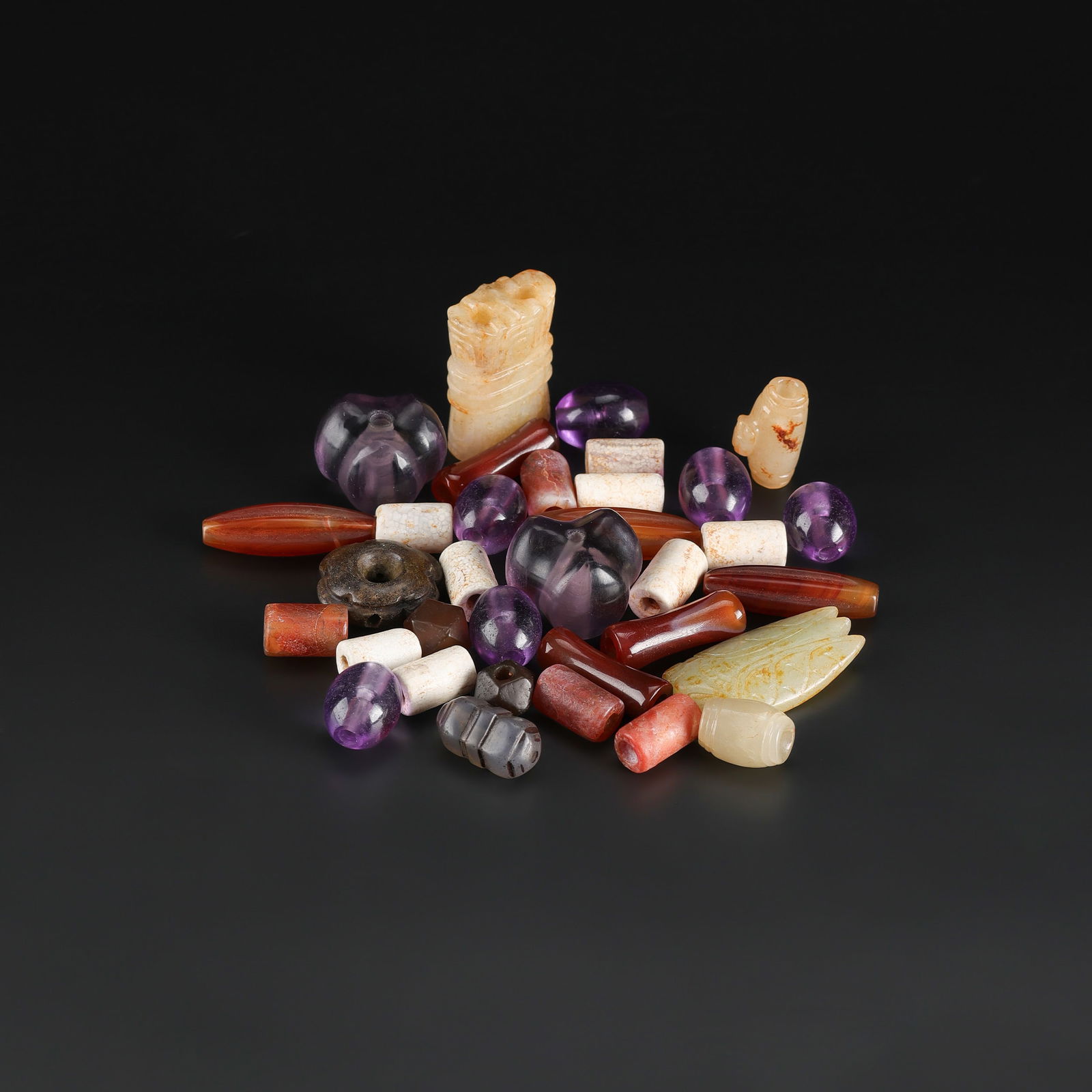 Collection of Antique Mix Jade Amethyst White Shell and Old Beads Lot: Collection of Antique Mix Jade Amethyst White Shell and Old Beads Lot Total Weight: 127gram