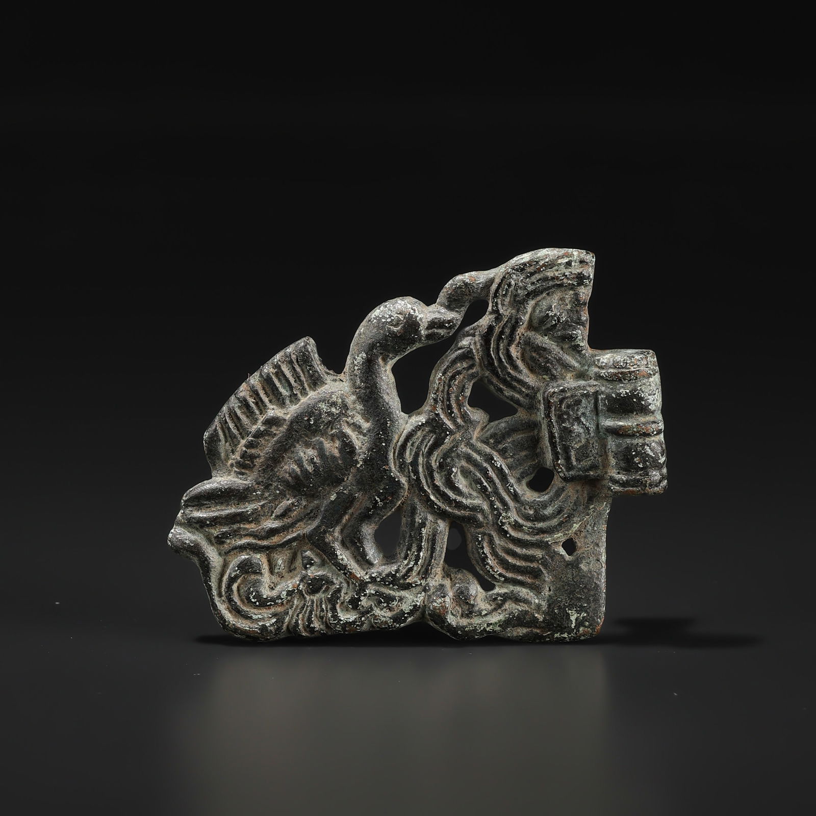 Rare Ancient Roman Bronze Cloth Decorated Ornament Belt Buckle: Rare Ancient Roman Bronze Cloth Decorated Ornament Belt Buckle Size Detail: 6.5 x 5.5cm Weight: 64gram