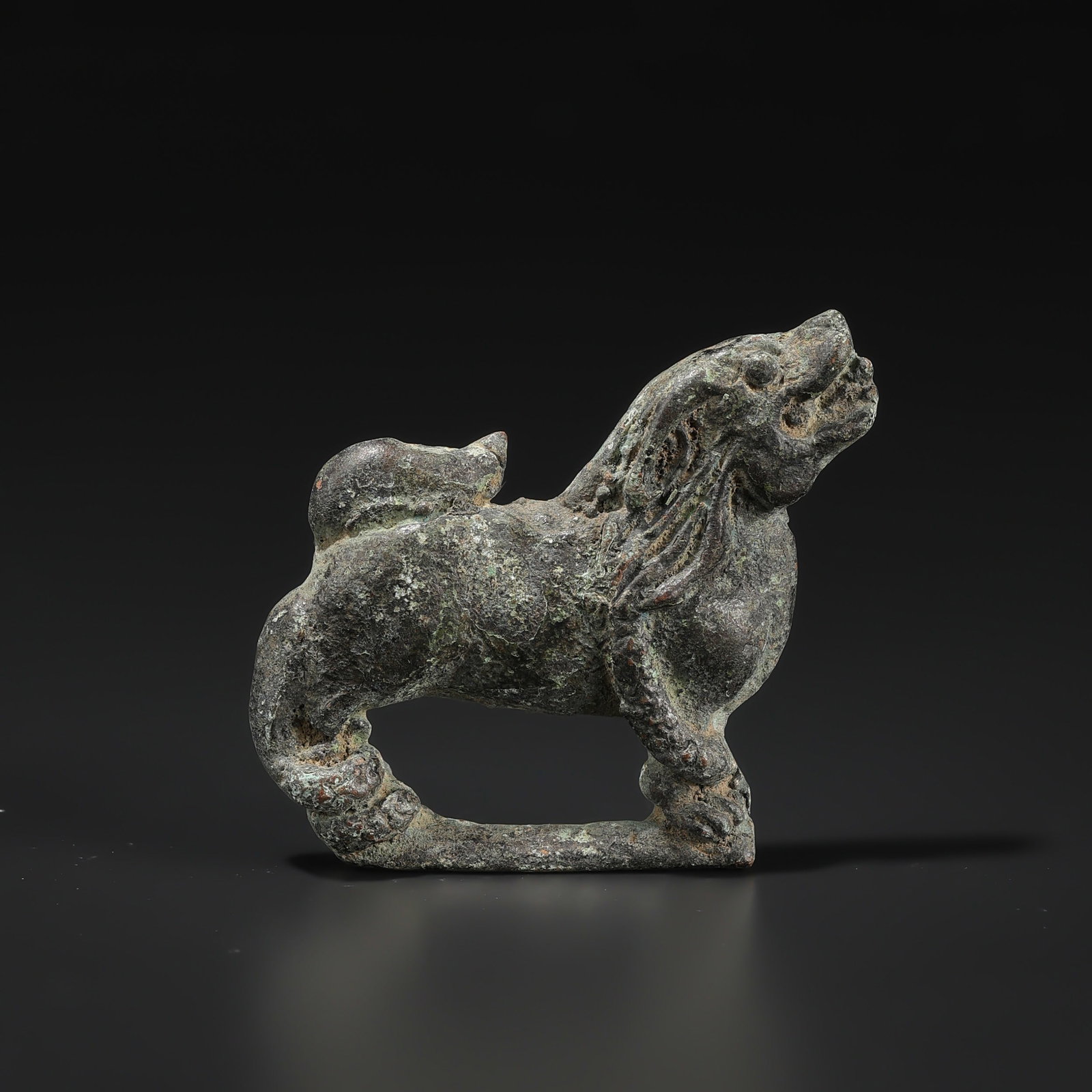 Rare Ancient Roman Bronze Cloth Decorated Ornament Belt Buckle: Rare Ancient Roman Bronze Cloth Decorated Ornament Belt Buckle Size Detail: 5.2 x 4.5cm Weight: 31gram