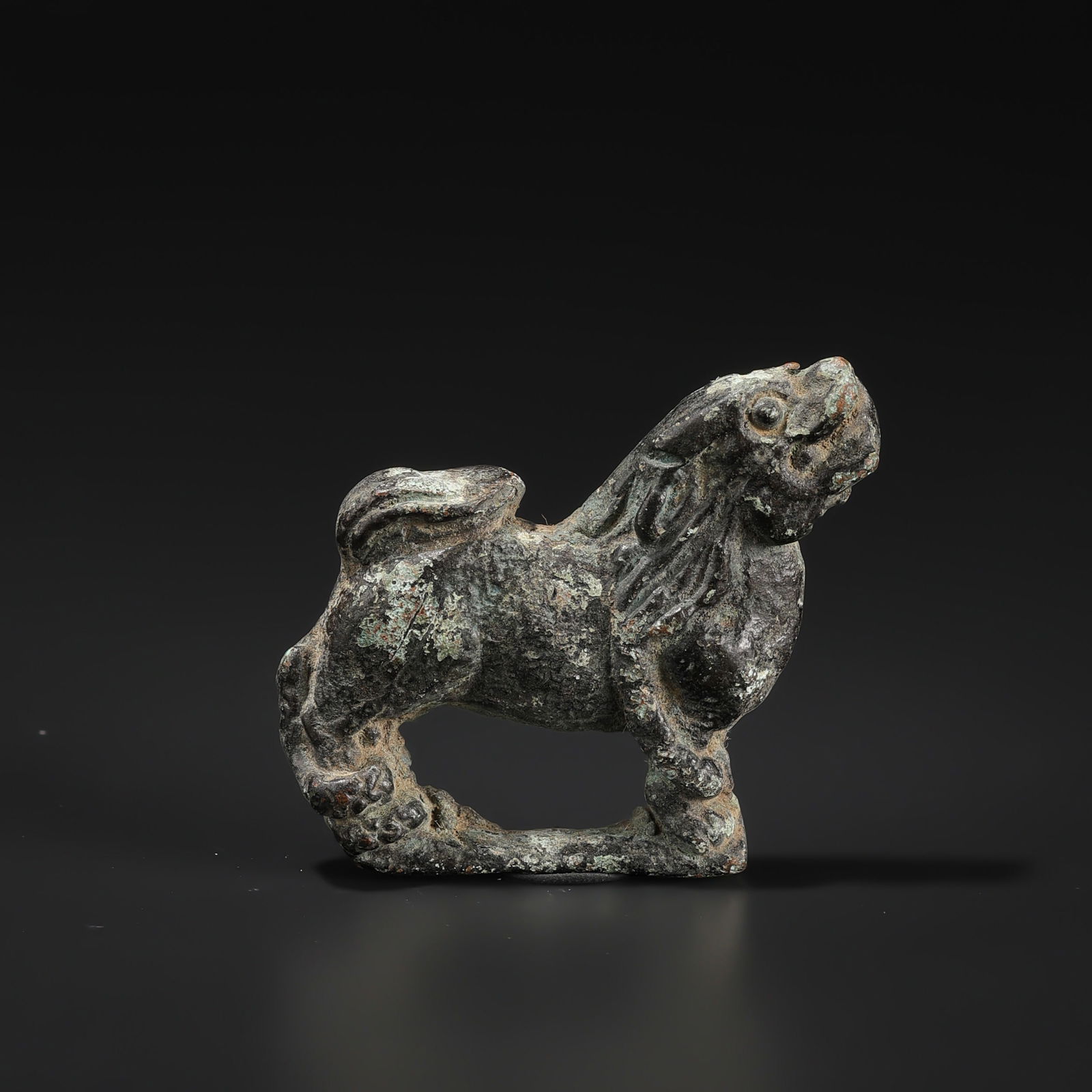 Rare Ancient Roman Bronze Cloth Decorated Ornament Belt Buckle: Rare Ancient Roman Bronze Cloth Decorated Ornament Belt Buckle Size Detail: 5 x 4cm Weight: 45gram