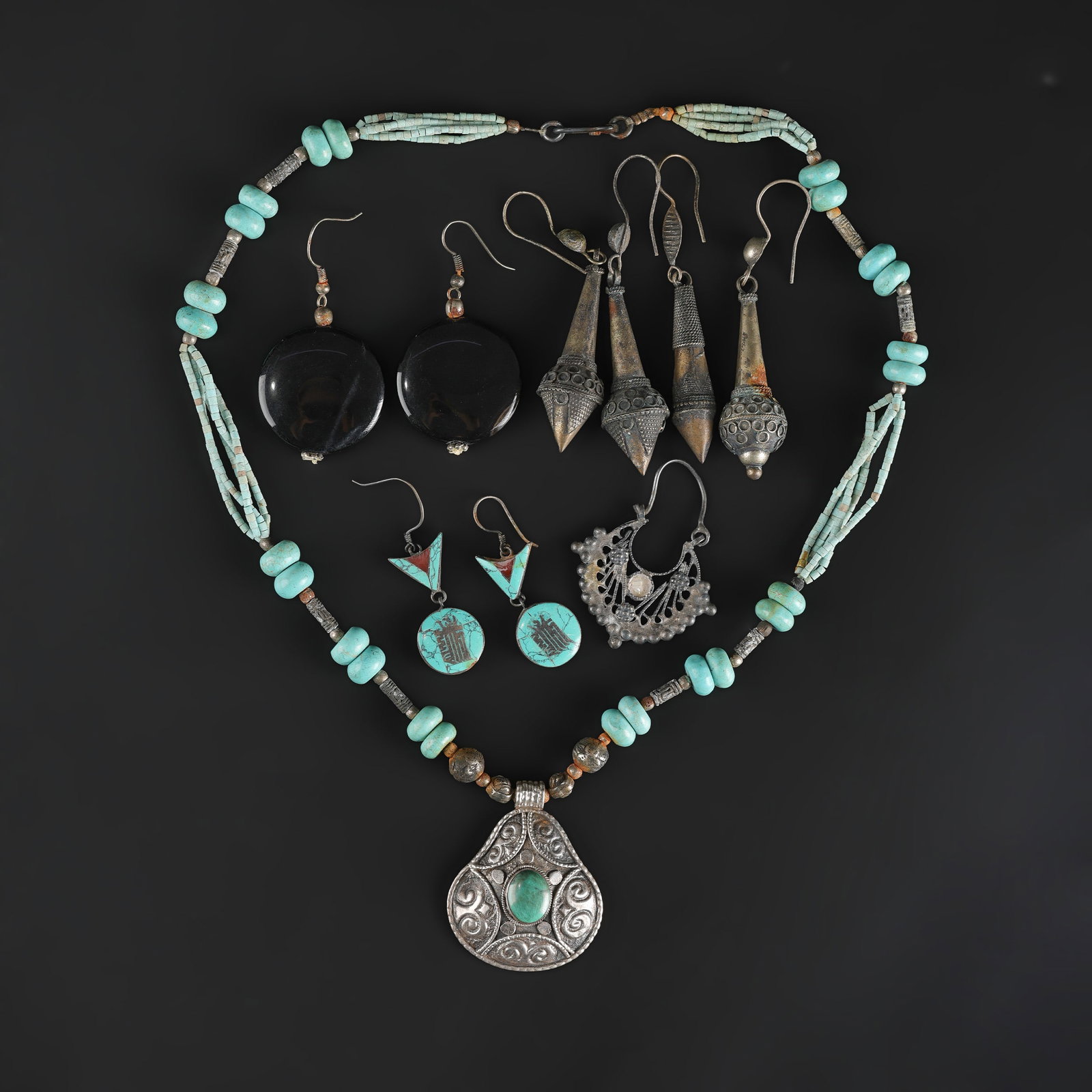 Lot Of Himalayan Nepalian Hand Made White Silver Necklace Inlaid With Turquoise: Lot Of Himalayan Nepalian Hand Made White Silver Necklace Inlaid With Turquoise Total Weight: 93gram