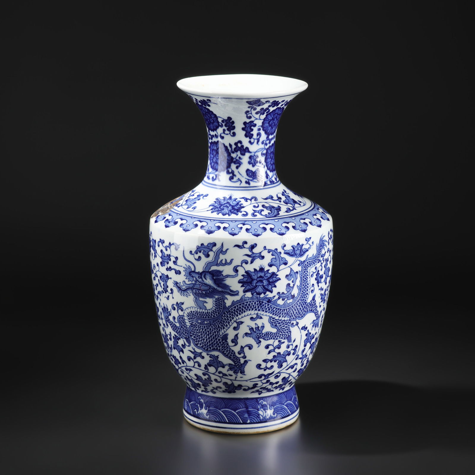 Chinese Qing Dragon Motif Blue and White Large Porcelain Flower Vase: Chinese Qing Dragon Motif Blue and White Large Porcelain Flower Vase Size Detail: 18 x 35cm Weight: 2kg