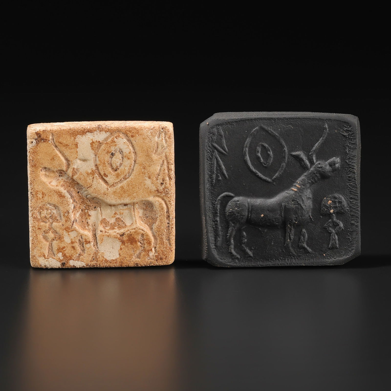 Ancient Indus Valley Antique Soft Stone Engraved Carved Intaglio Stamp Bead: Ancient Indus Valley Antique Soft Stone Engraved Carved Intaglio Stamp Bead Size Detail: 3.6 x 3.6cm Weight: 26gram