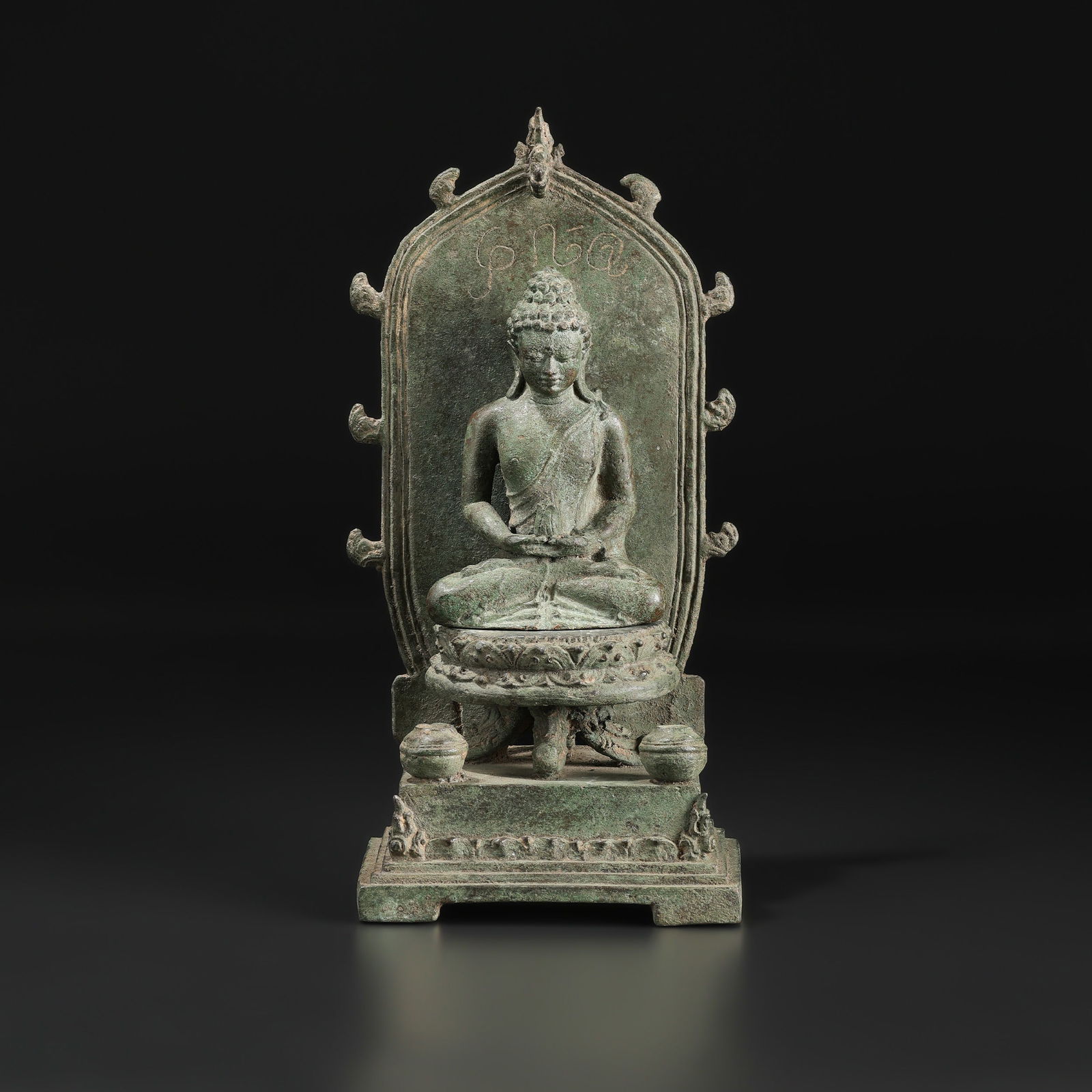 Antique Southeast Asian Bronze Seated Buddha Statue: Antique Southeast Asian Bronze Seated Buddha Statue Size Detail: 23 x 10.5cm Weight: 1.7kg