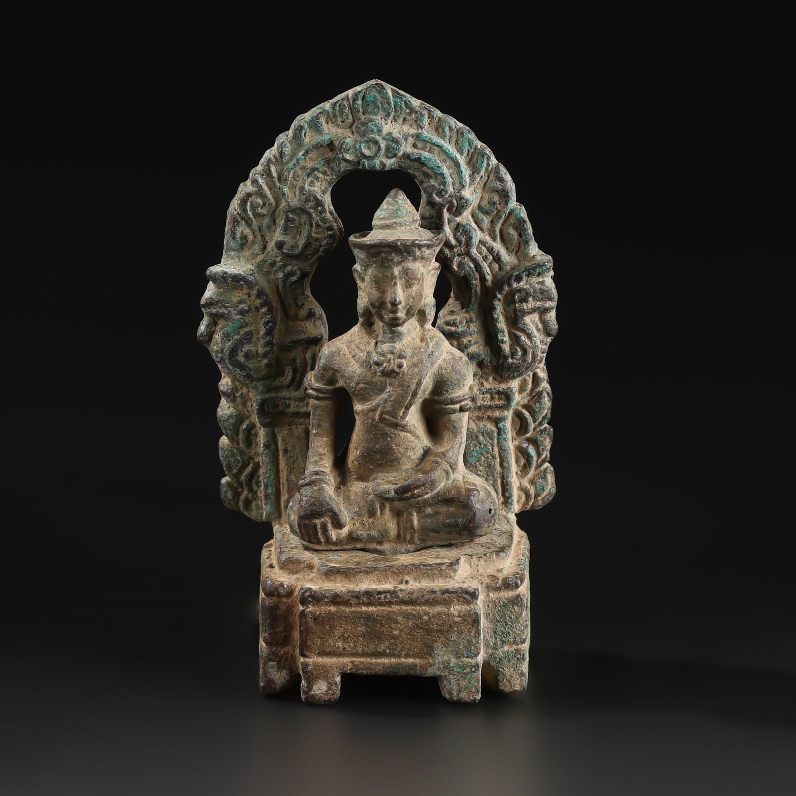 Old Combodia Bronze sculpture of Buddha in Bhumisparsa Gesture: Old Combodia Bronze sculpture of Buddha in Bhumisparsa Gesture Size Detail: 4 x 6.5cm Weight: 101gram