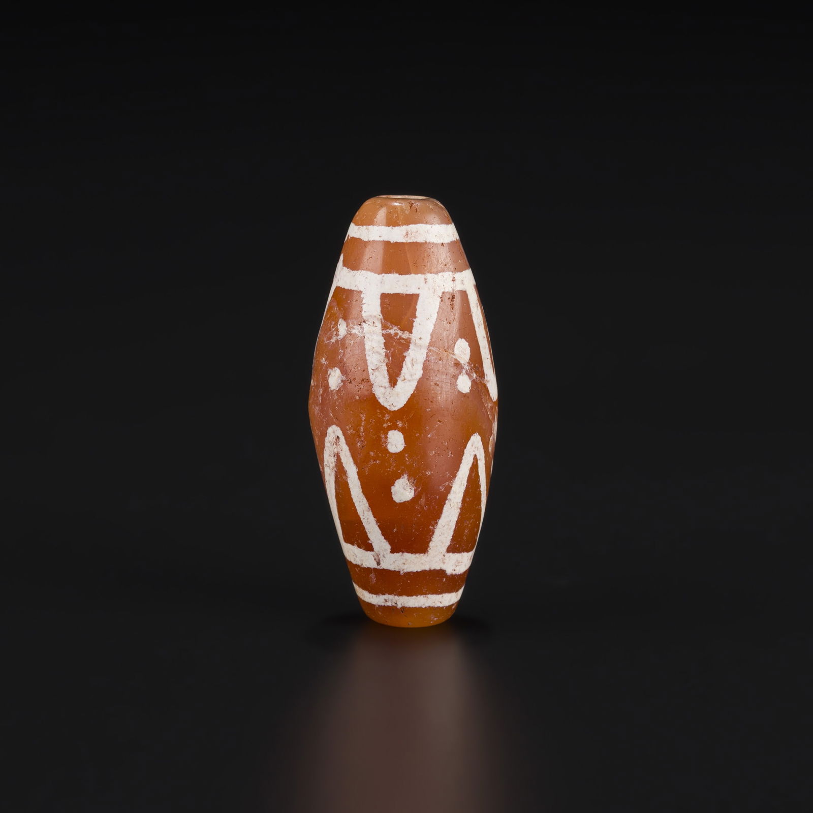 Tibetan Etched Painted Carnelian Agate Old Bead: Tibetan Etched Painted Carnelian Agate Old Bead Size Detail: 1.7 x 3.9cm Weight: 14gram