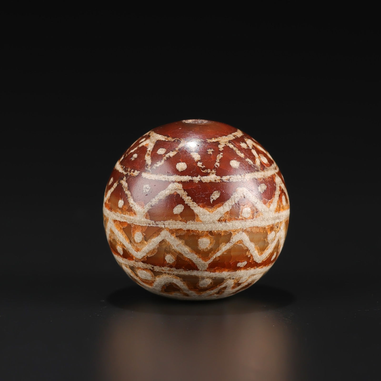 Antique Himalaya Traditional Amulet Antique etched Carnelian Bead Big Round size: Antique Himalaya Traditional Amulet Antique etched carnelian bead Big Round size Size Detail: ?2.8cm Weight: 29gram