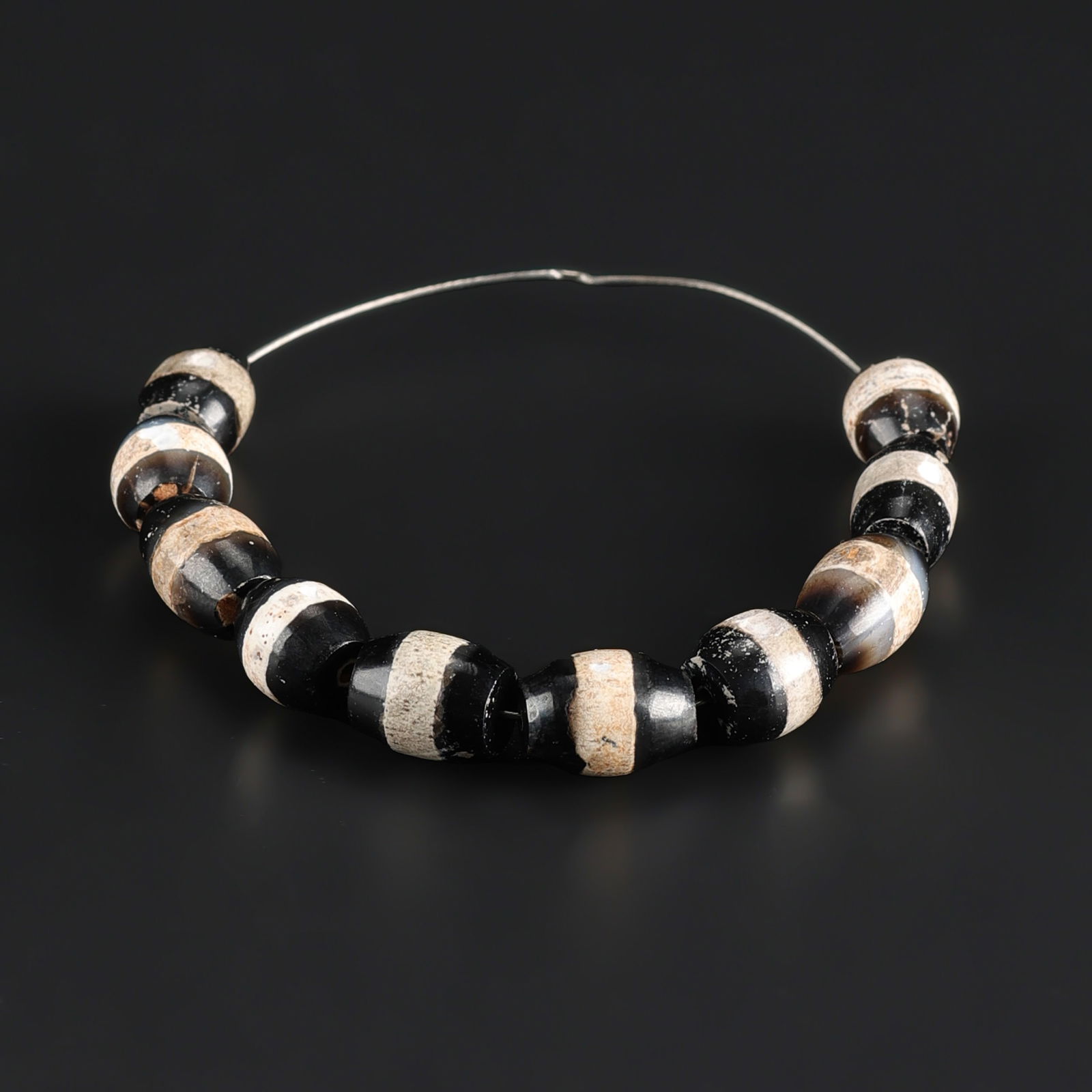 Antique Nepal Tibet India Himalaya Region Small Stripe Chung Dzi Agate Bead Mala: Antique Nepal Tibet India Himalaya Region Small Stripe Chung Dzi Agate Bead Mala Total Weight: 8gram