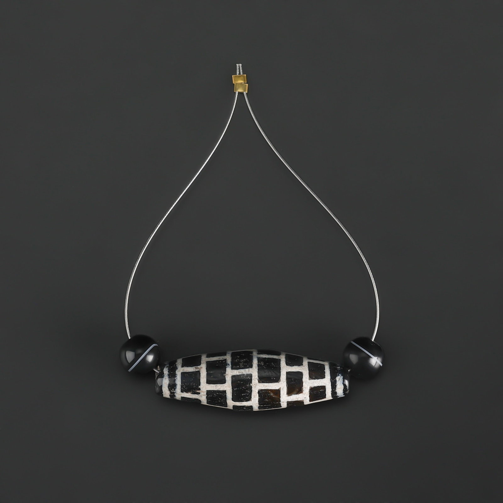 Old Dzi Bead with Pair of small Agate Beads: Old Dzi Bead with Pair of small Agate Beads Total Weight: 9gram