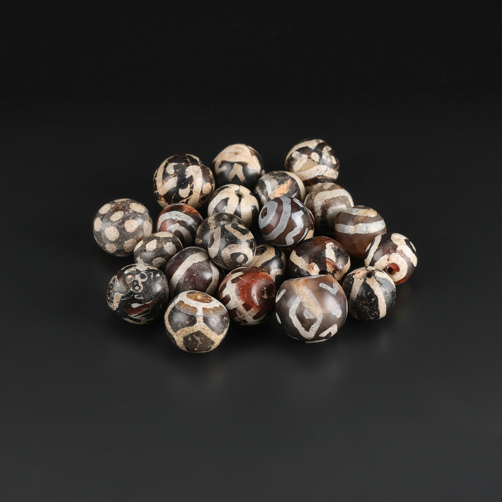 Collection of Antique Old Dzi Agate Beads Lot: Collection of Antique Old Dzi Agate Beads Lot Total Weight: 29gram