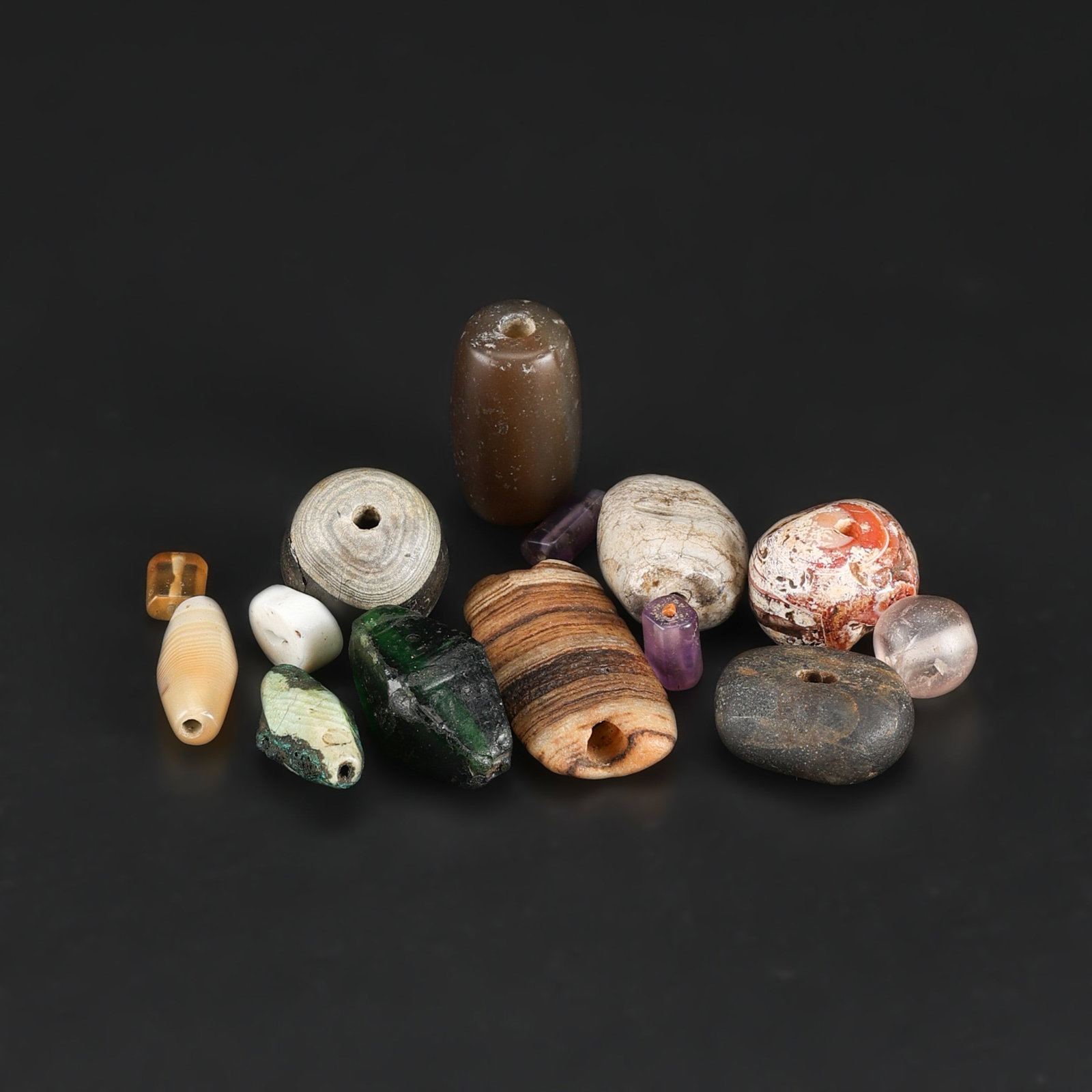 Collection of Antique Mix Old Beads Lot: Collection of Antique Mix Old Beads Lot Total Weight: 32gram