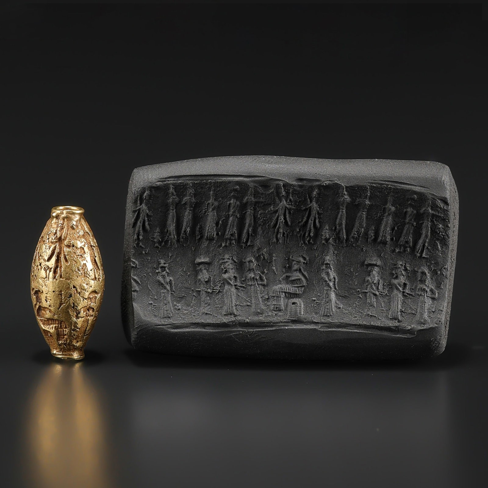 Old Ancient Greek Stamp Seal 18K Gold Bead: Fine Gold Old Ancient Greek Stamp Seal 18K Gold Bead. A desirable auction piece with strong decorative presence and fine gold craftsmanship. Well suited for ancient coin and jewelry collectors, displa