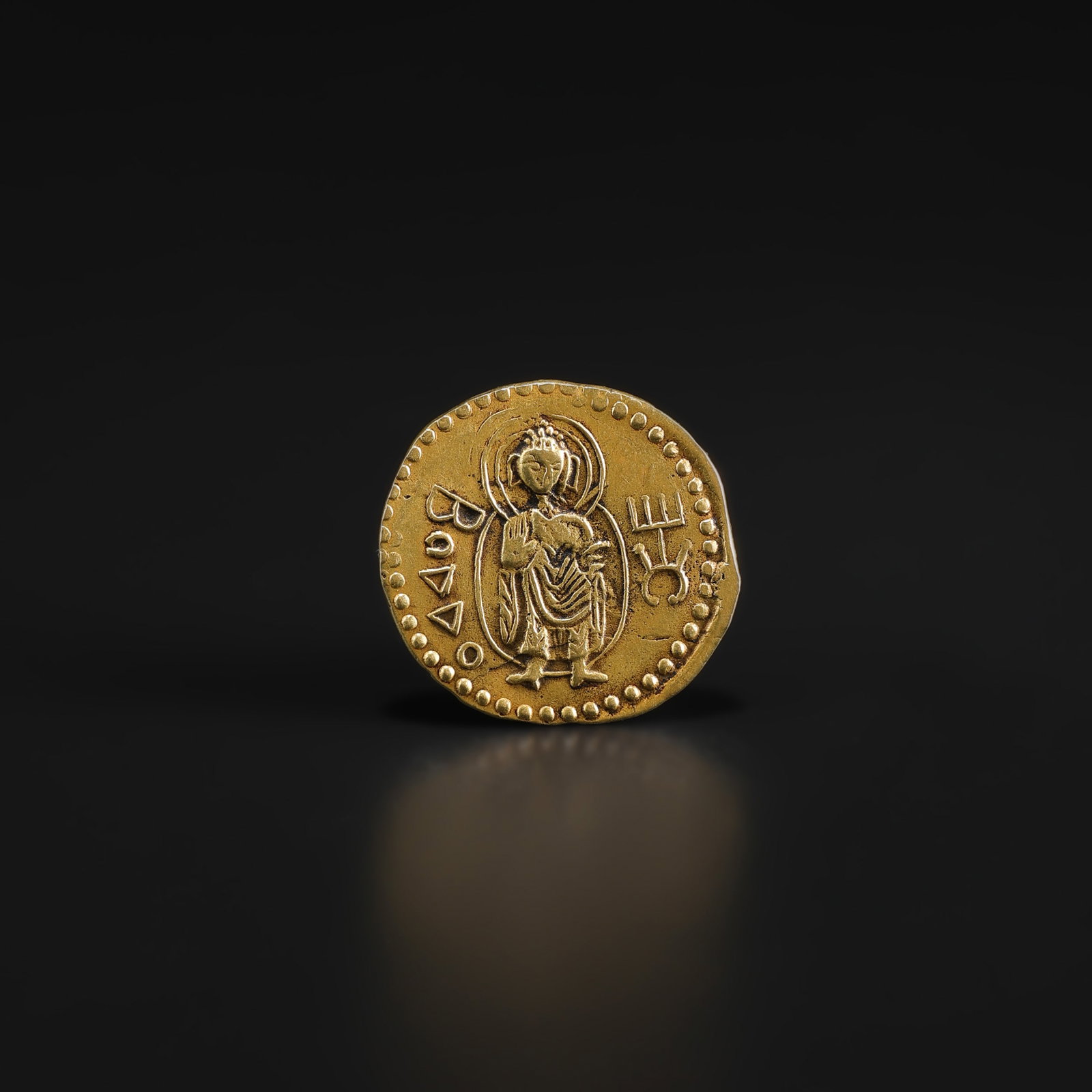 Antique Indo Greek Kushan Kanishka / Buddha 18K Gold Coin: Fine Gold Antique Indo Greek Kushan Kanishka / Buddha 18K Gold Coin. A desirable auction piece with strong decorative presence and fine gold craftsmanship. Well suited for Tibetan and Himalayan collec