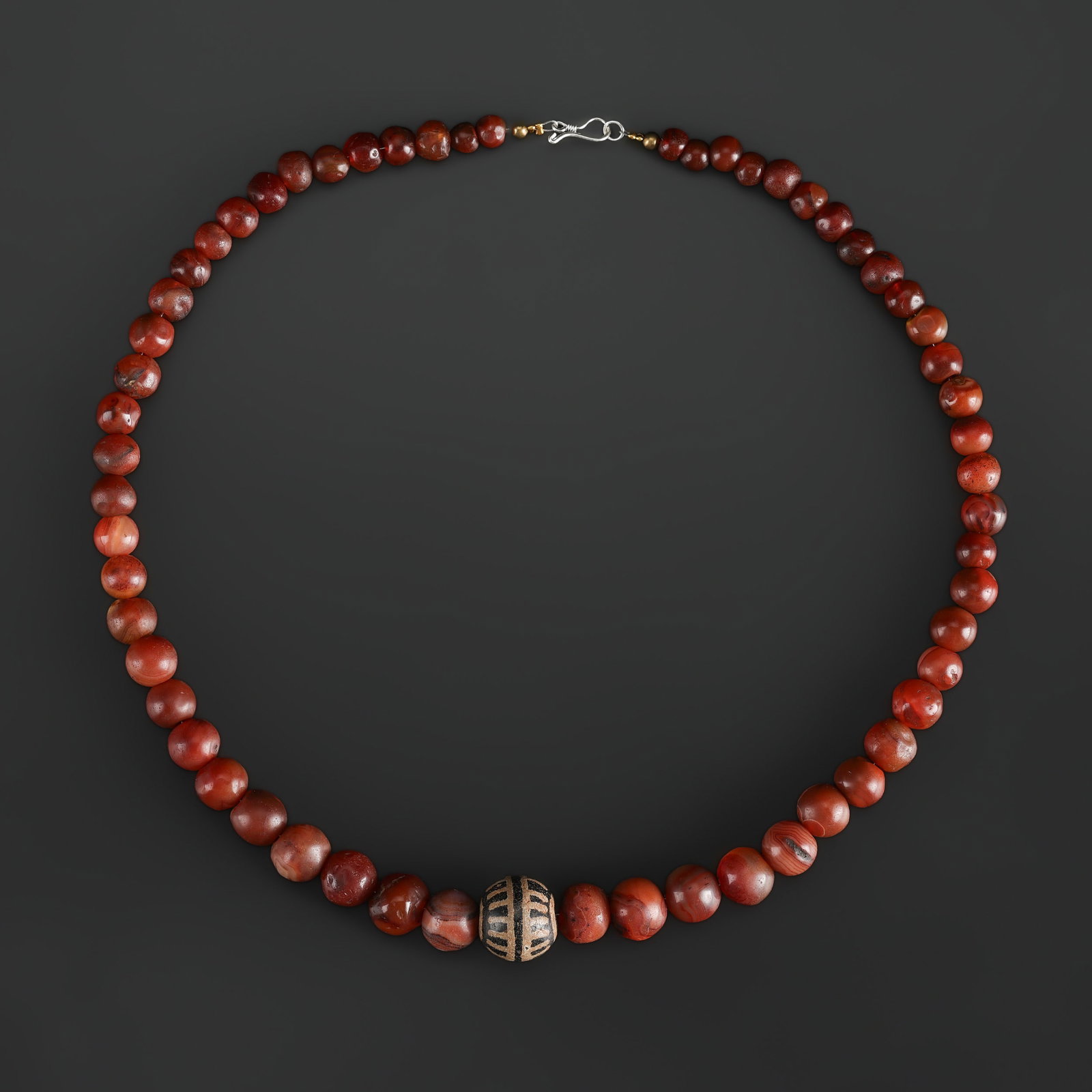 Collection of Antique Mix Old Agate Beads Necklace: Fine Bead Necklace Collection of Antique Mix Old Agate Beads Necklace. A desirable auction piece showing attractive natural color, texture, and character. Well suited for ethnographic jewelry collecto