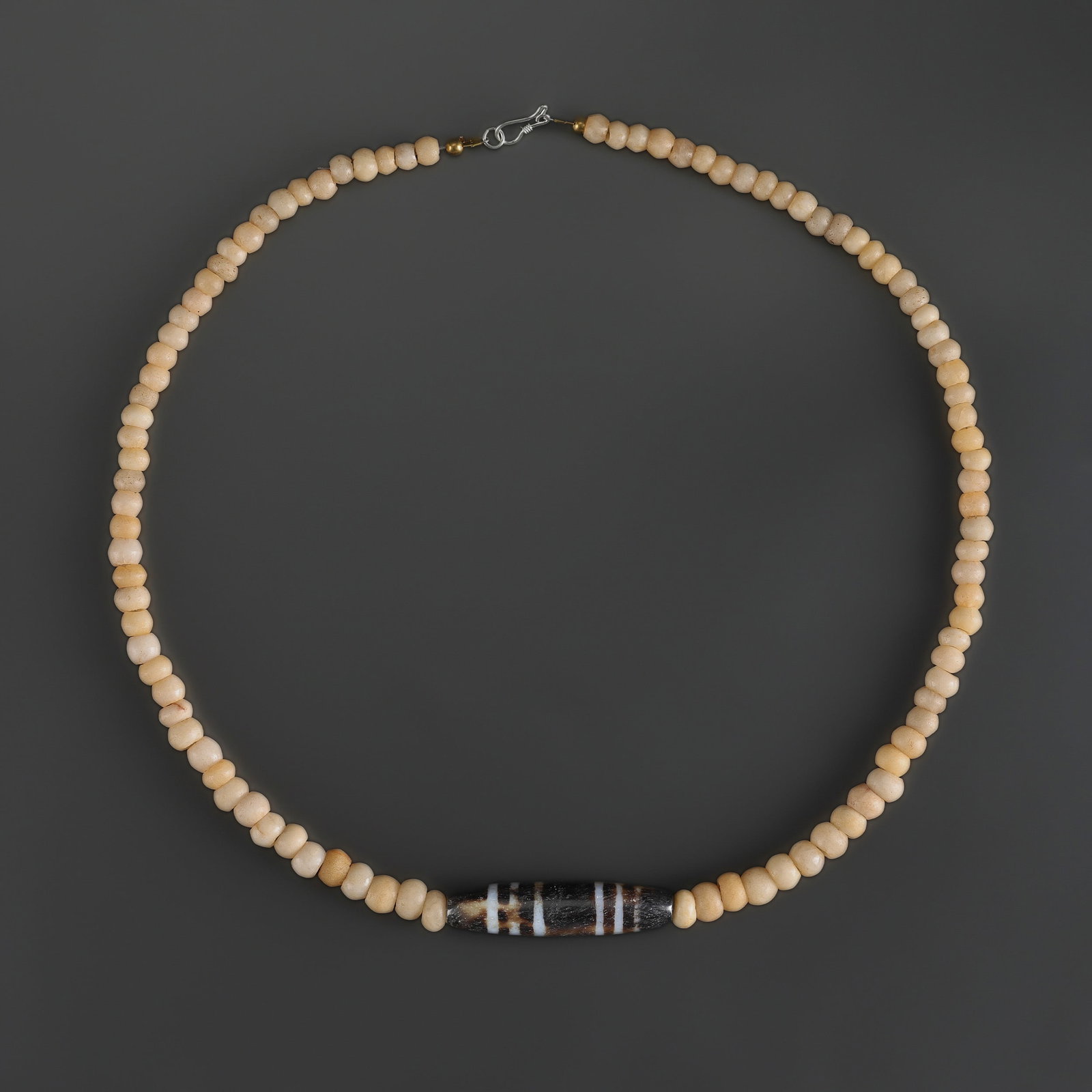 Old White Agate Beads Necklace with Dzi Bead Pendant: Fine Bead Necklace Old White Agate Beads Necklace with Dzi Bead Pendant. A desirable auction piece showing attractive natural color, texture, and character. Well suited for Tibetan and Himalayan colle