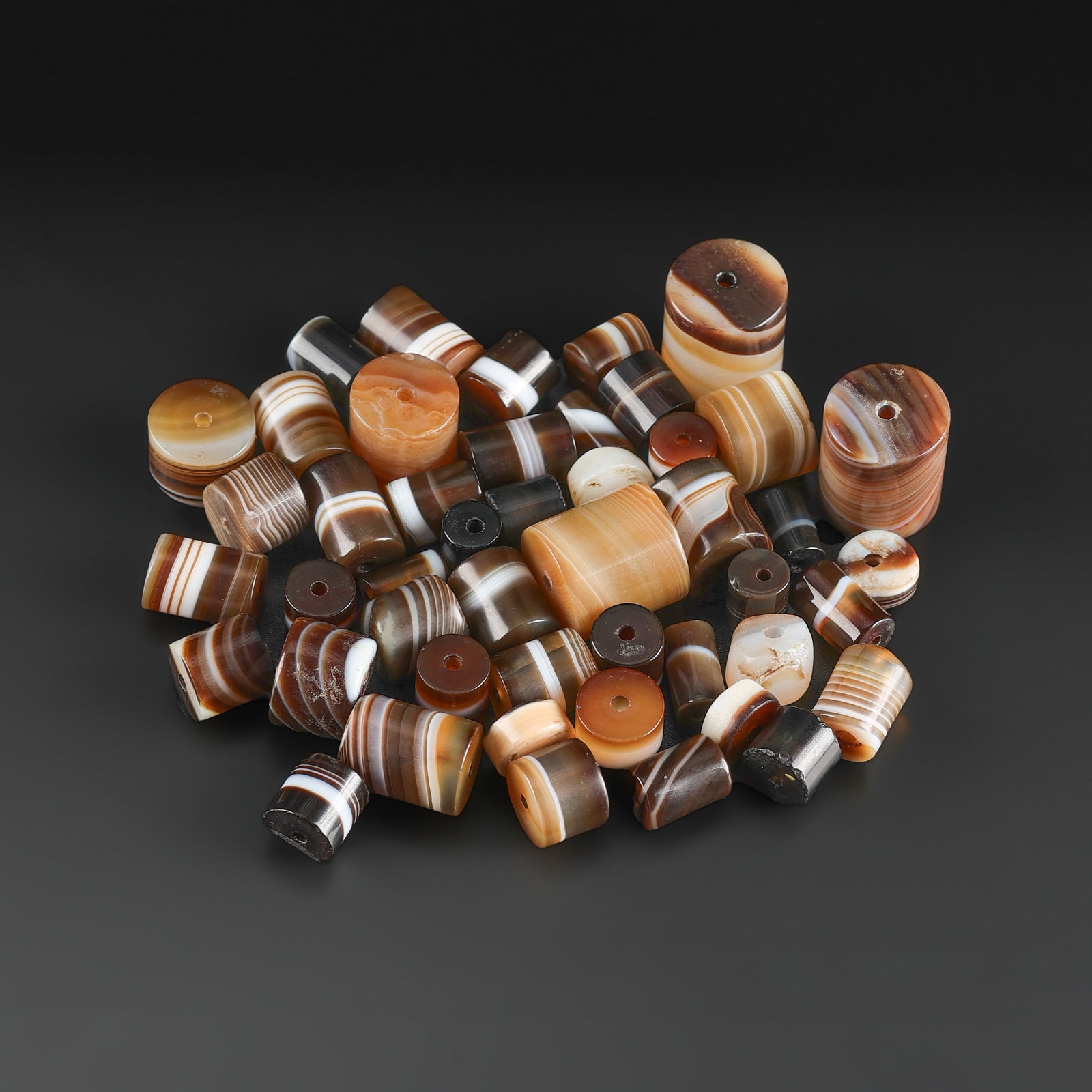 Vintage Antique Banded Agate Nice Shape Late 19th Century Jewelry Beads: Fine Bead Group Vintage Antique Banded Agate Nice Shape Late 19th Century Jewelry Beads. A desirable auction piece showing attractive natural color, texture, and character. Well suited for ethnographi