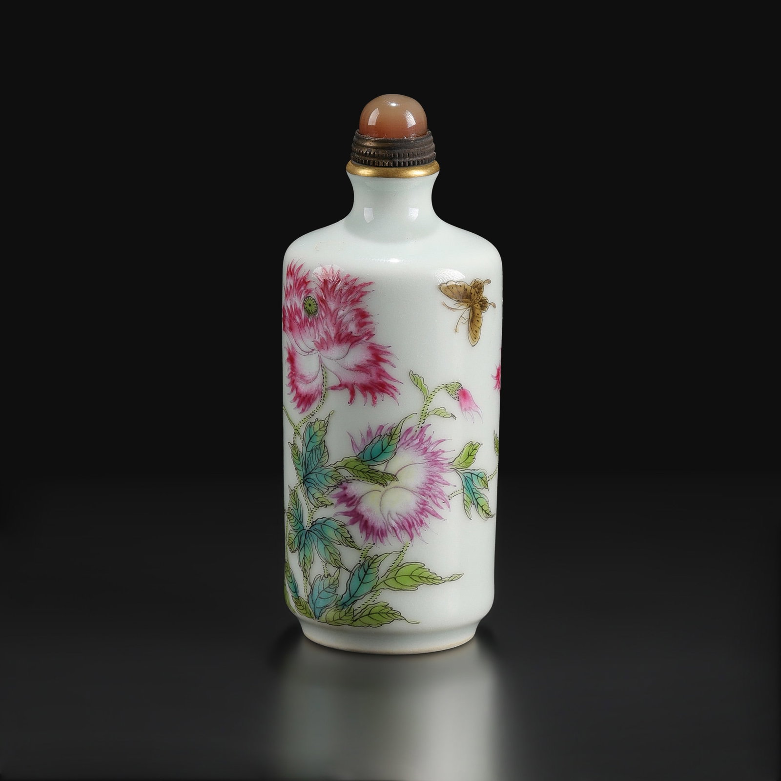 Old Chinese Qing Dynasty Porcelain Snuff Bottle: Old Chinese Qing Dynasty Porcelain Snuff Bottle, with decorative form and surface wear consistent with display and collection. Size Detail: 3.2 x 10cm Weight: 54gram