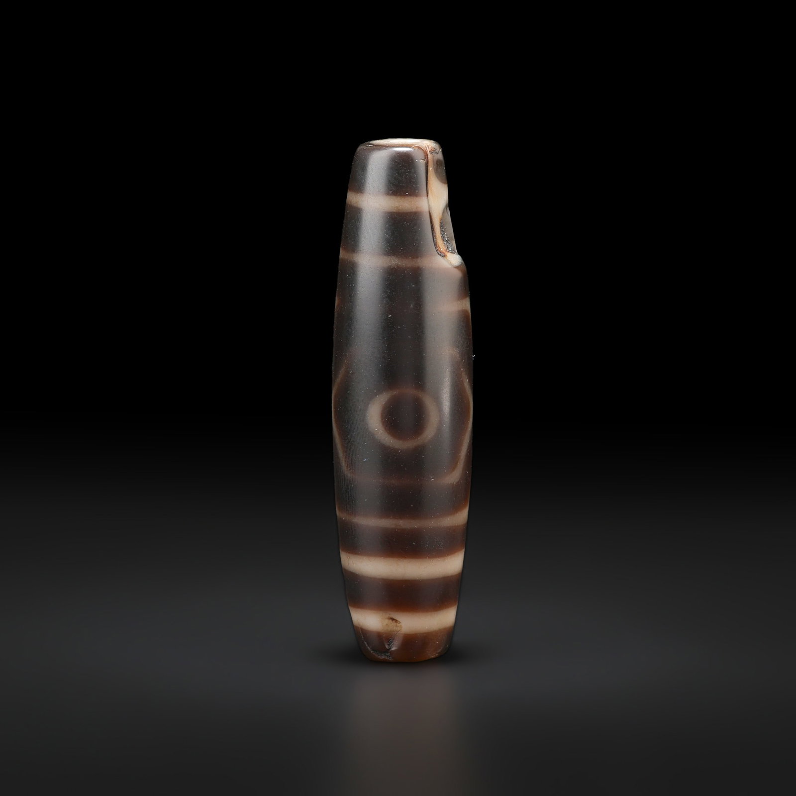 Himalayan 3-Eyed Dzi Agate Amulet Tibetan Bead with Rare Pattern Tian Zhu: Himalayan 3-Eyed Dzi Agate Amulet Tibetan Bead with Rare Pattern Tian Zhu featuring quality craftsmanship and collectible appeal. Suitable for display or collection. Size Detail: 1.4 x 4.9cm Weight: 1