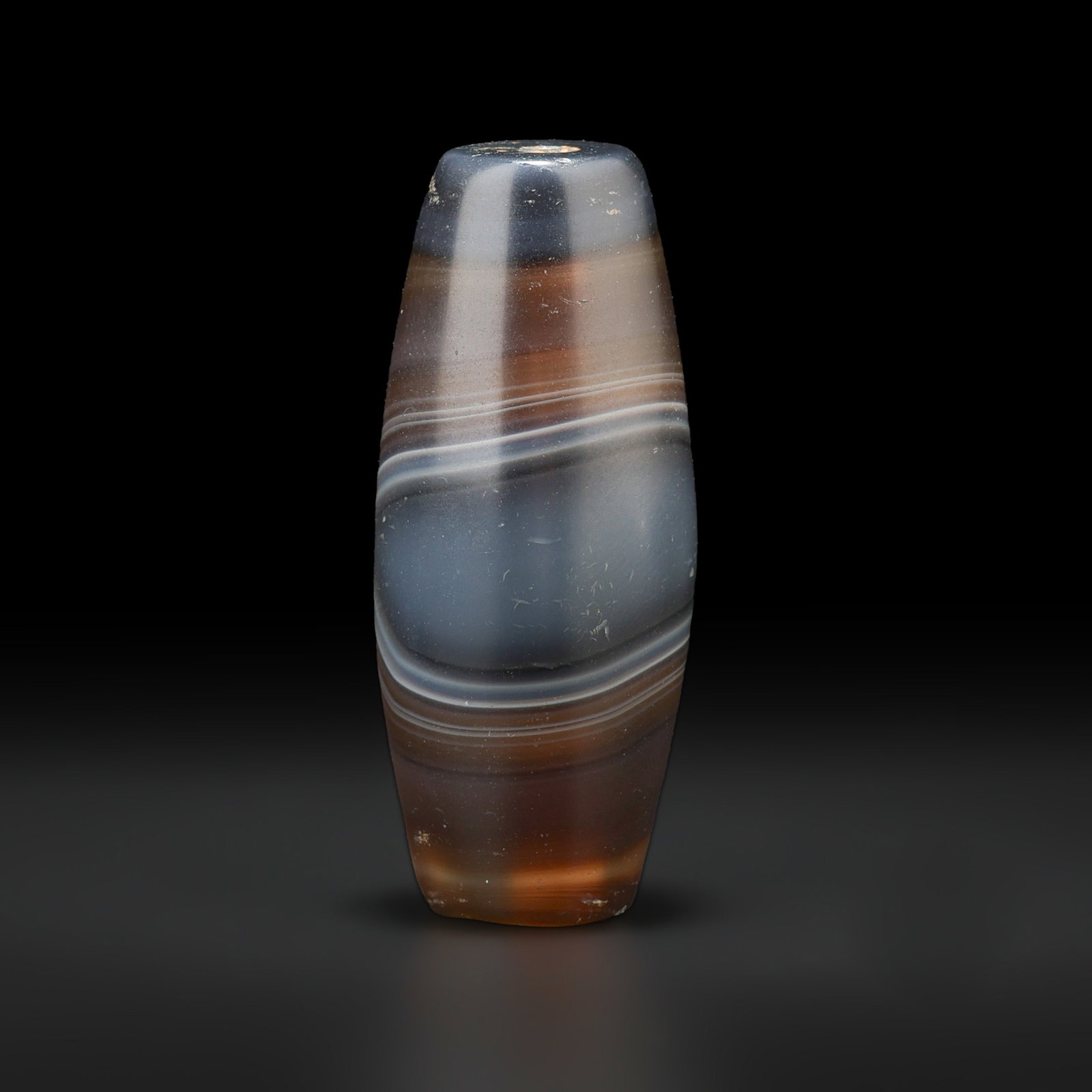 Antique Himalayan Indo Tibetan Pure Natural Agate Amulet Bead: Antique Himalayan Indo Tibetan Pure Natural Agate Amulet Bead featuring quality craftsmanship and collectible appeal. Suitable for display or collection. Size Detail: 1.5 x 4cm Weight: 15gram