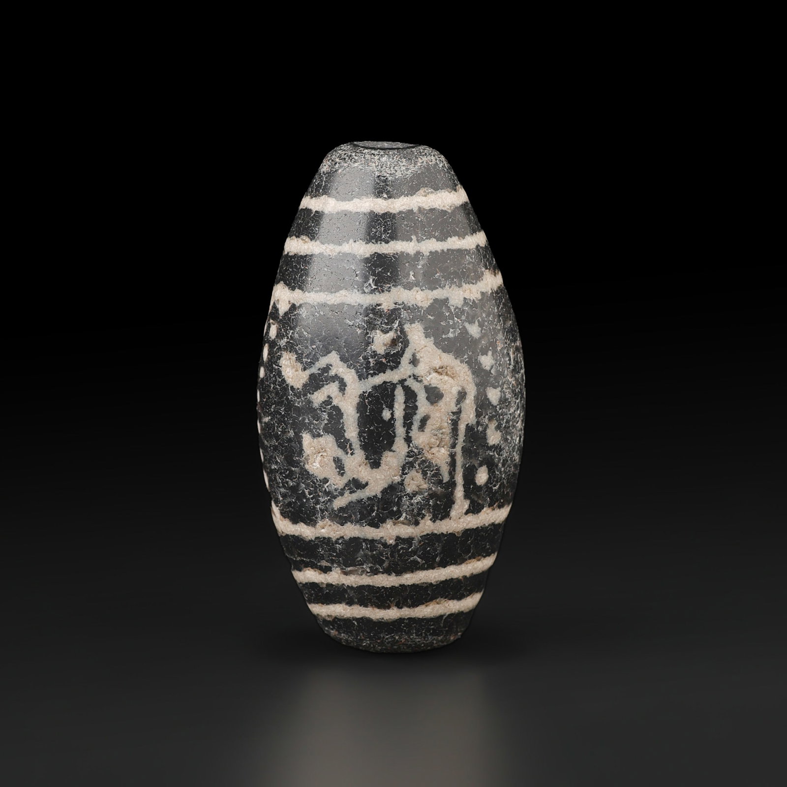 Dzi Old Antique Himalaya Indo Tibet Nepali Etched Agate Bead Rare Design: Dzi Old Antique Himalaya Indo Tibet Nepali Etched Agate Bead Rare Design featuring quality craftsmanship and collectible appeal. Suitable for display or collection. Size Detail: 2 x 3.8cm Weight: 21gr