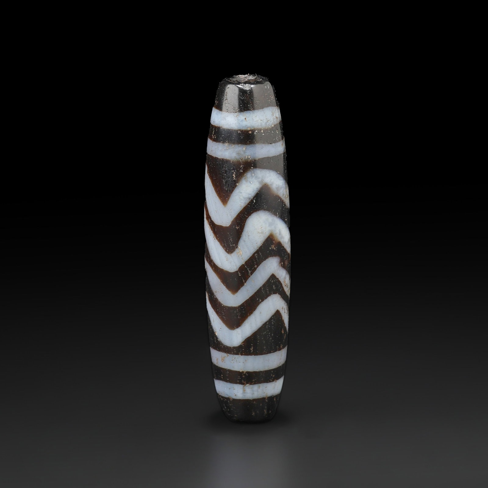 India Nepali Himalayan Tibet Chung Dzi Zig Zag Rare Pattern Design Agate Bead: India Nepali Himalayan Tibet Chung Dzi Zig Zag Rare Pattern Design Agate Bead featuring quality craftsmanship and collectible appeal. Suitable for display or collection. Size Detail: 1.2 x 4.8cm Weigh