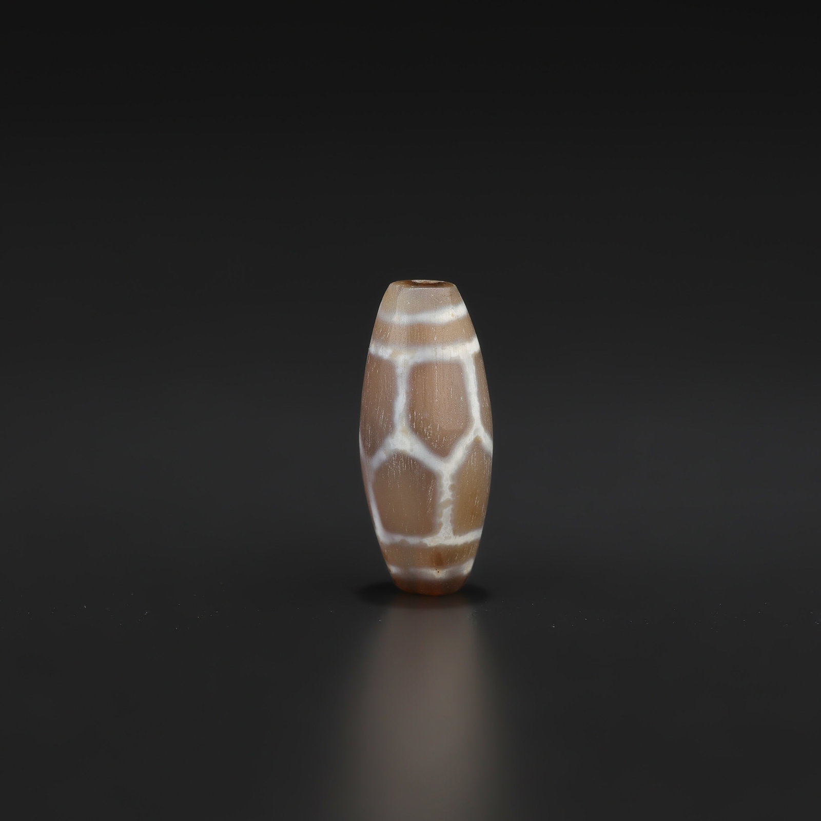 Tian Zhu Antique Indo Tibetan Himalayan Etched Phum Dzi Amulet Jewelry Old Bead: Tian Zhu Antique Indo Tibetan Himalayan Etched Phum Dzi Amulet Jewelry Old Bead featuring quality craftsmanship and collectible appeal. Suitable for display or collection. Size Detail: 1 x 2.1cm Weigh