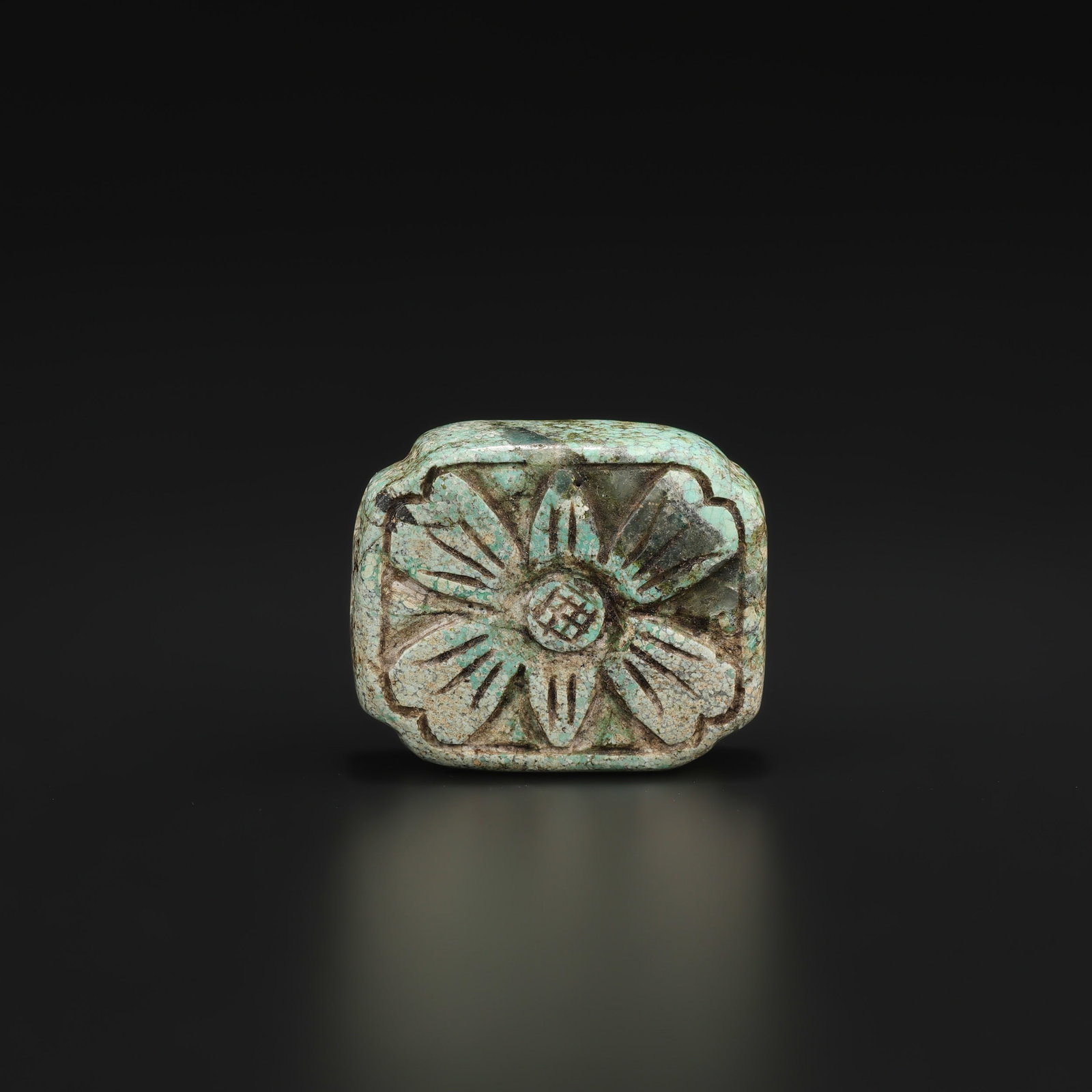Chinese Zhou Dynasty Turquoise Pendant Decorated Ornament With Flower Motif: Chinese Zhou Dynasty Turquoise Pendant Decorated Ornament With Flower Motif featuring quality craftsmanship and collectible appeal. Suitable for display or collection. Size Detail: 2.7 x 2.3cm Weight: