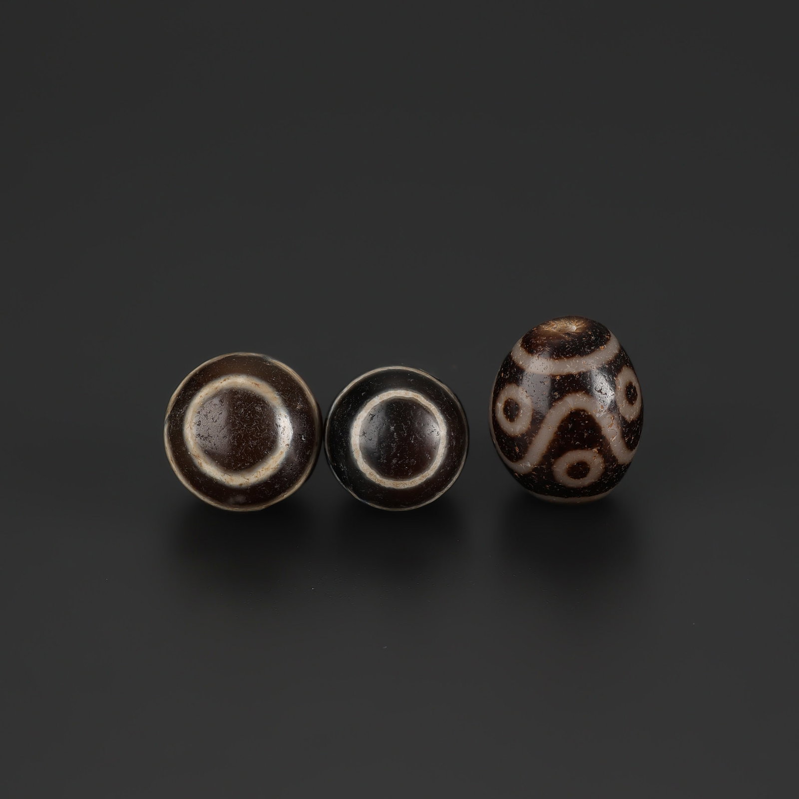 Beautiful Himalayan Tibetan Dzi Beads Etched Agate with Eye Motifs: Beautiful Himalayan Tibetan Dzi Beads Etched Agate with Eye Motifs featuring quality craftsmanship and collectible appeal. Suitable for display or collection. Total Weight: 28gram