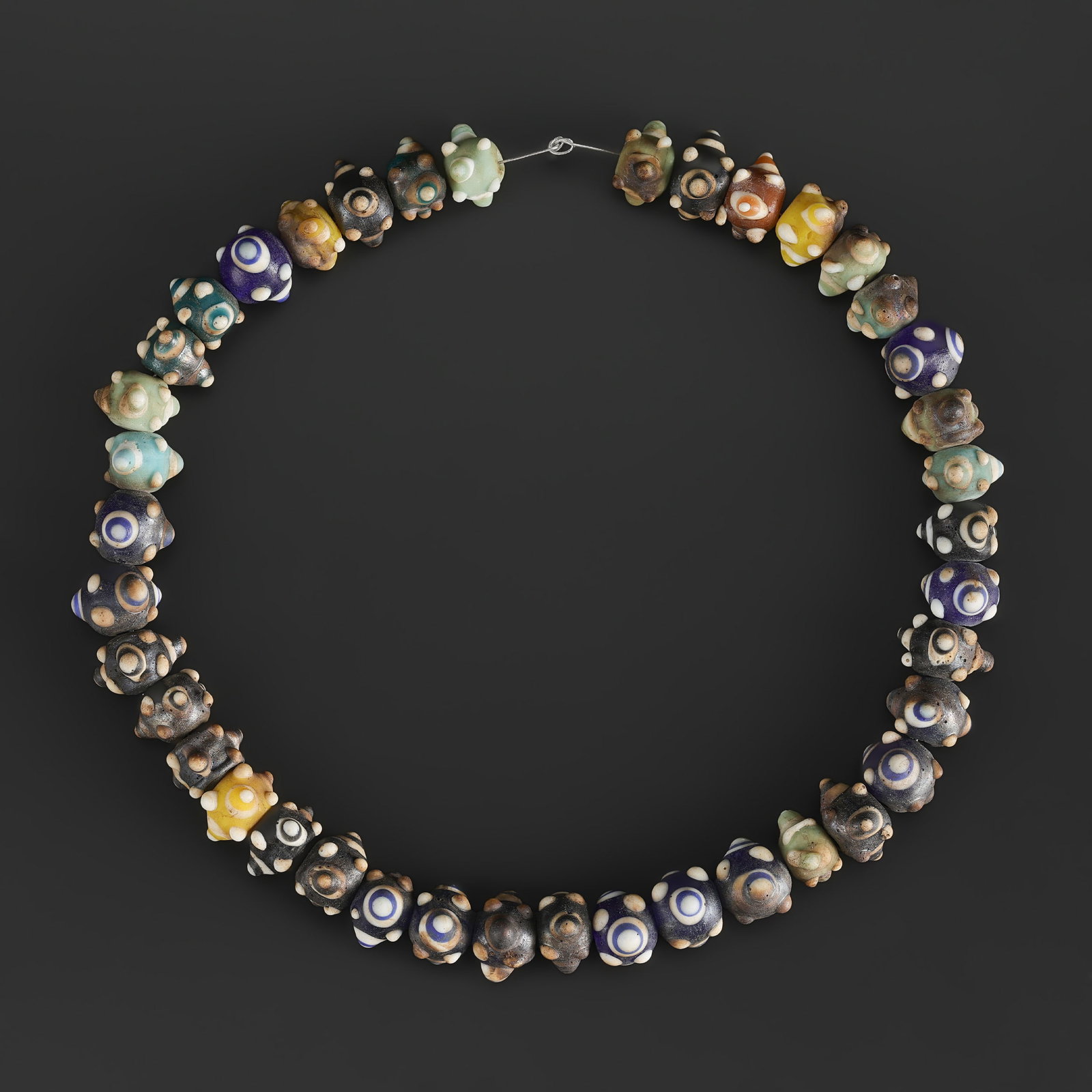 Antique Beautiful Amethyst and Crystal Carving Beads Necklace: Antique Beautiful Amethyst and Crystal Carving Beads Necklace featuring quality craftsmanship and collectible appeal. Suitable for display or collection. Length: 19in Total Weight: 73gram