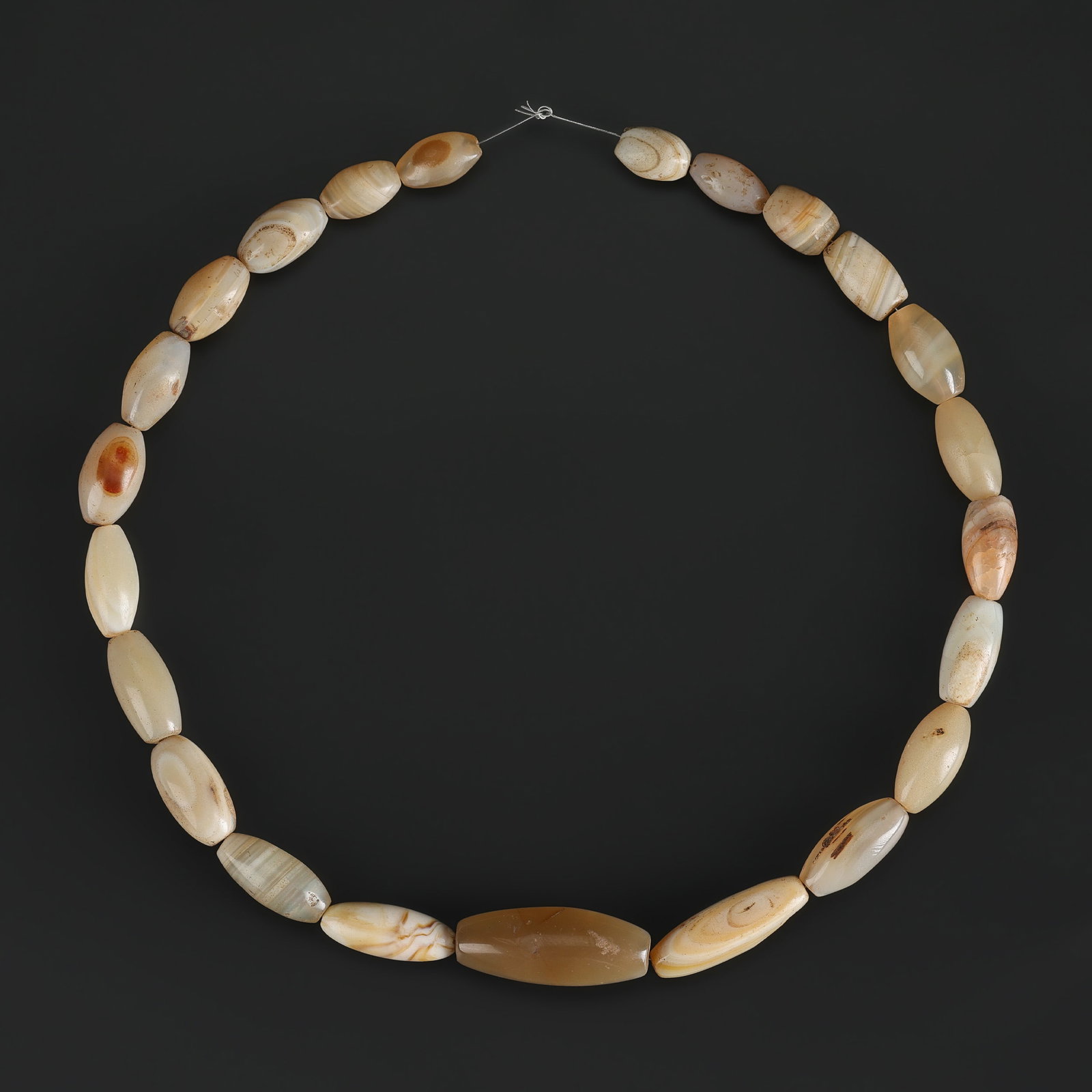 Old Mixed Agate Stone Beads Translucent Earthy Neutrals Oval Form: Old Mixed Agate Stone Beads Translucent Earthy Neutrals Oval Form featuring quality craftsmanship and collectible appeal. Suitable for display or collection. Length: 21in Total Weight: 158gram