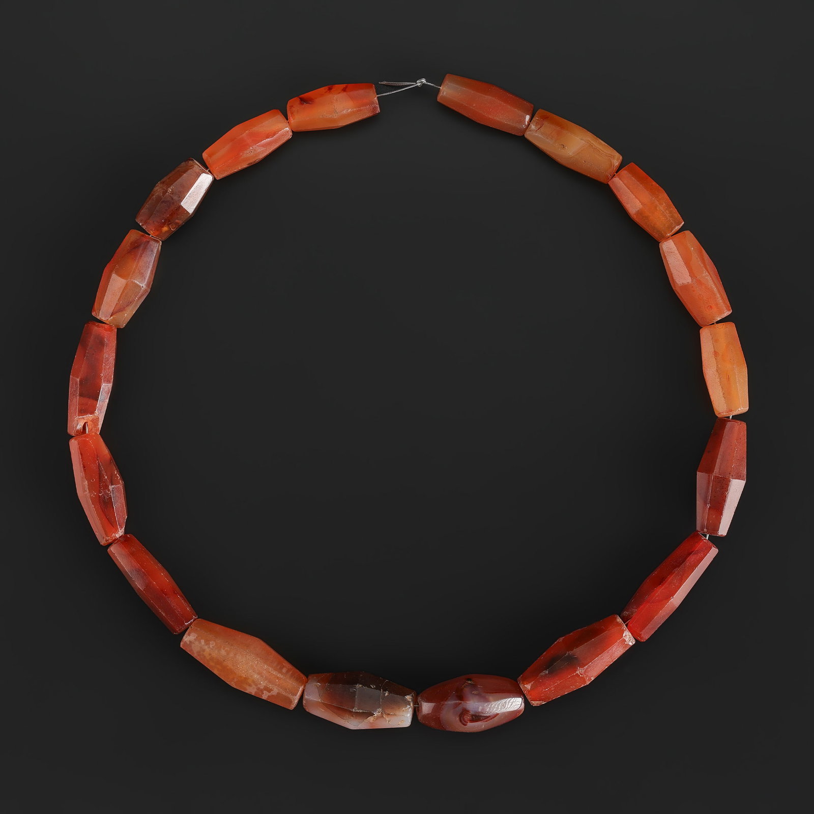 Old Natural Carnelian Agate Barrel Beads Earth Tones: Old Natural Carnelian Agate Barrel Beads Earth Tones featuring quality craftsmanship and collectible appeal. Suitable for display or collection. Length: 19in Total Weight: 106gram