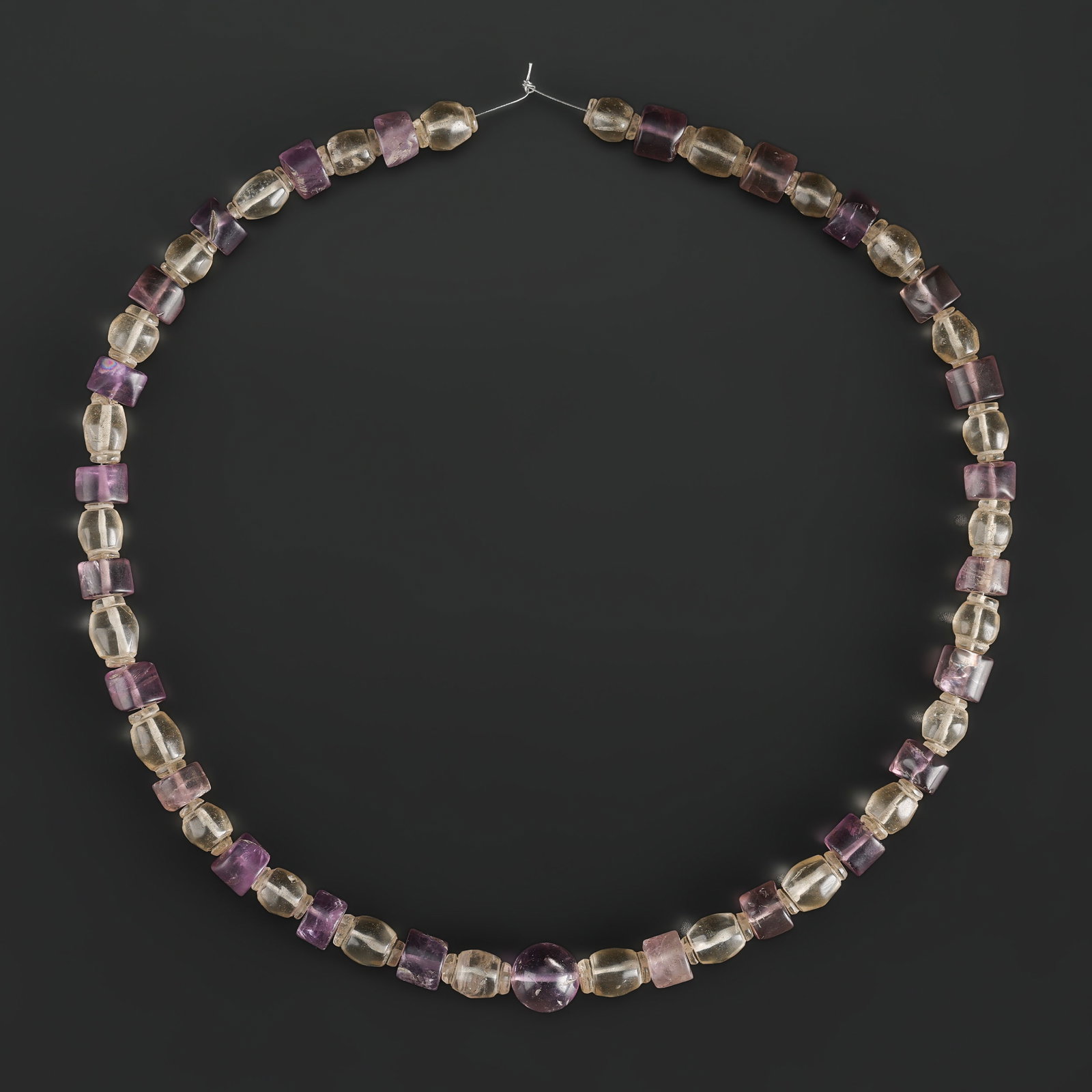 Antique Beautiful Amethyst and Crystal Carving Beads Necklace: Antique Beautiful Amethyst and Crystal Carving Beads Necklace featuring quality craftsmanship and collectible appeal. Suitable for display or collection. Length: 22in Total Weight: 84gram