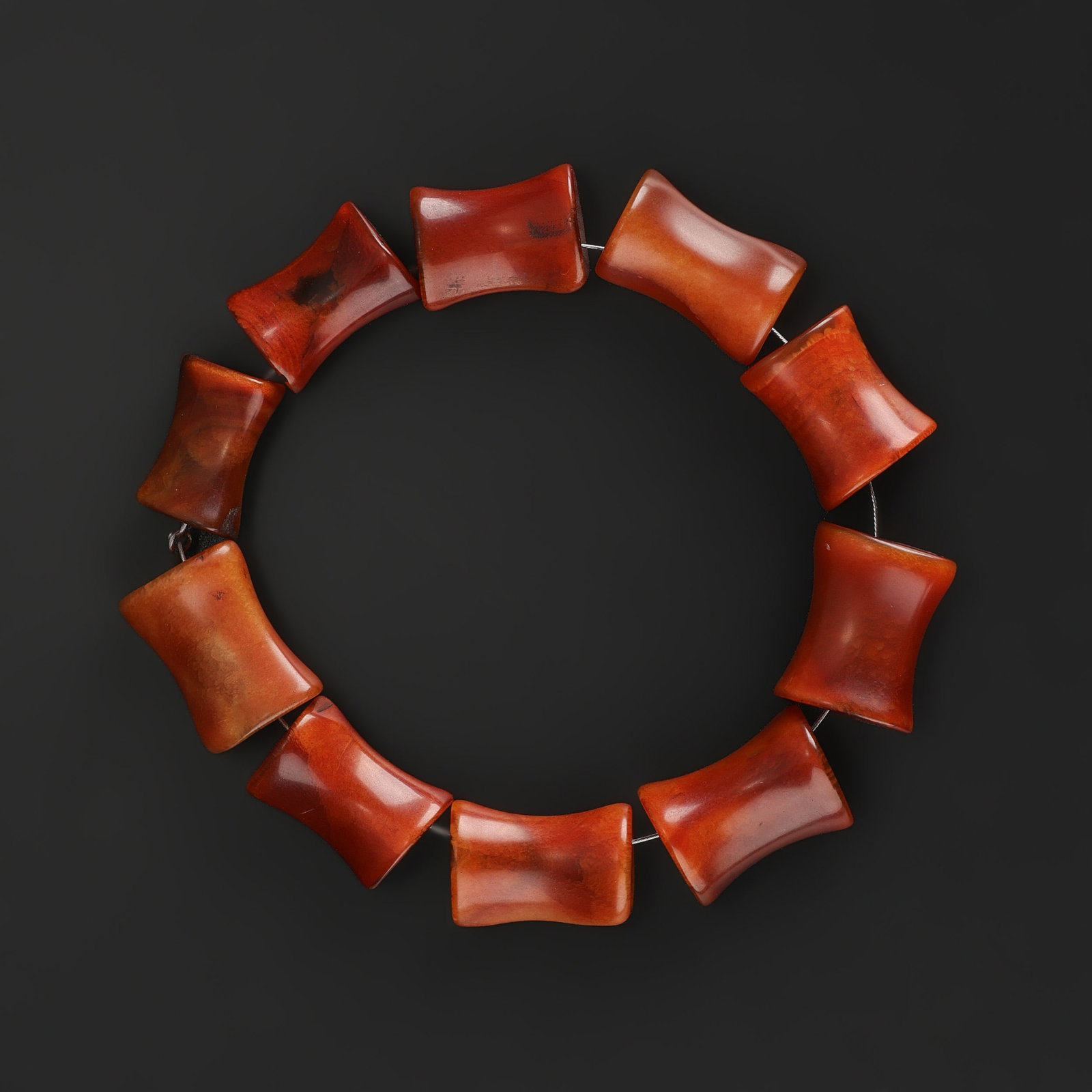 Old Bone Shaped Agate Beads Bracelet: Old Bone Shaped Agate Beads Bracelet featuring quality craftsmanship and collectible appeal. Suitable for display or collection. Total Weight: 37gram