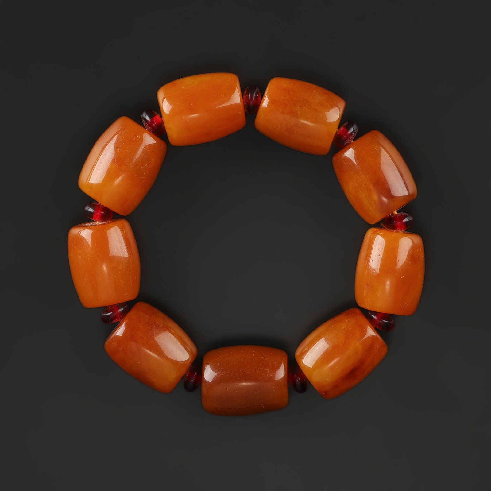 Old Chinese Amber Beads Bracelet: Old Chinese Amber Beads Bracelet featuring quality craftsmanship and collectible appeal. Suitable for display or collection. Total Weight: 60gram