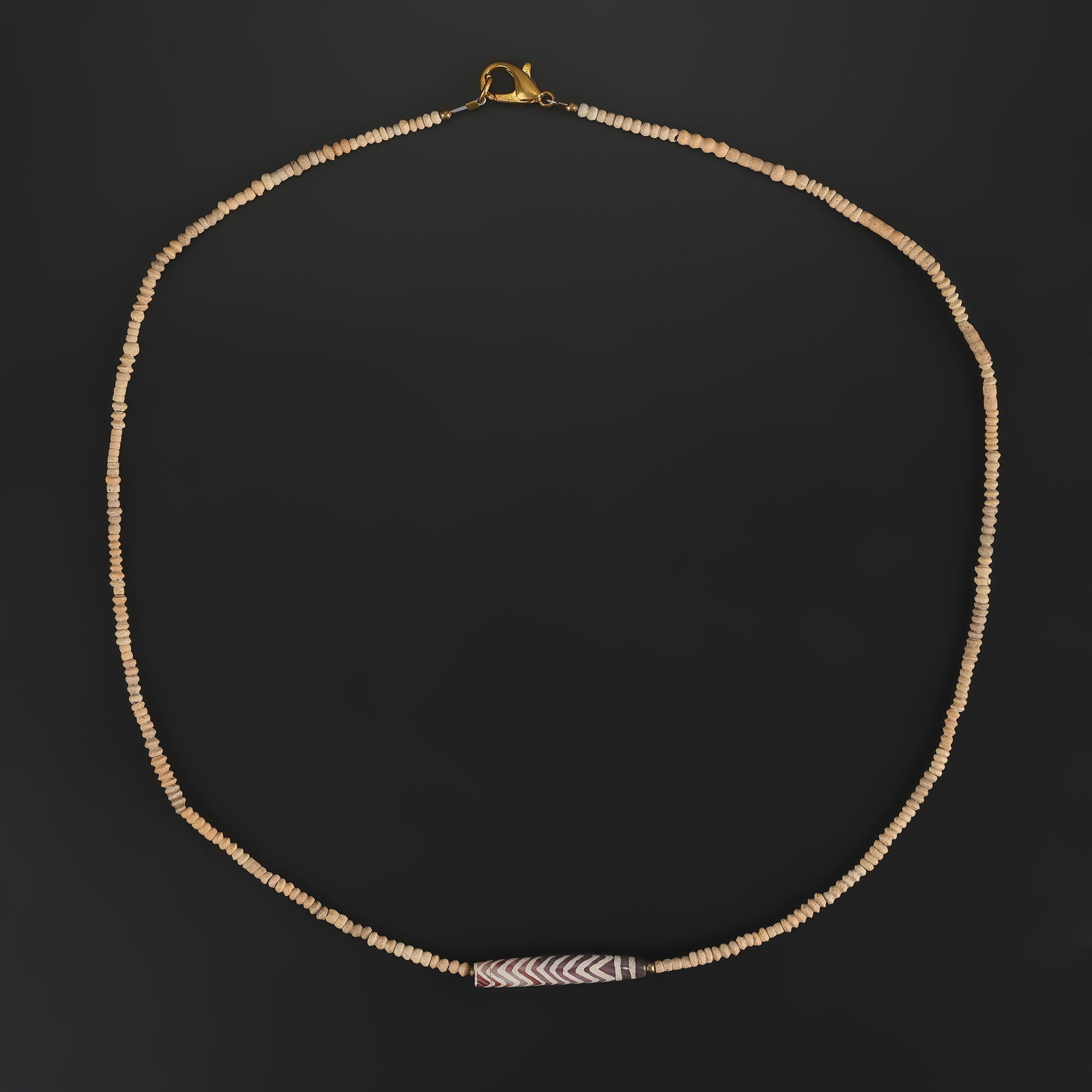 Himalayan Tibetan Zig Zag Pattern Agate Stone Phum Dzi Bead With Faience Glass Beads Necklace: Himalayan Tibetan Zig Zag Pattern Agate Stone Phum Dzi Bead With Faience Glass Beads Necklace featuring quality craftsmanship and collectible appeal. Suitable for display or collection. Length: 20in T