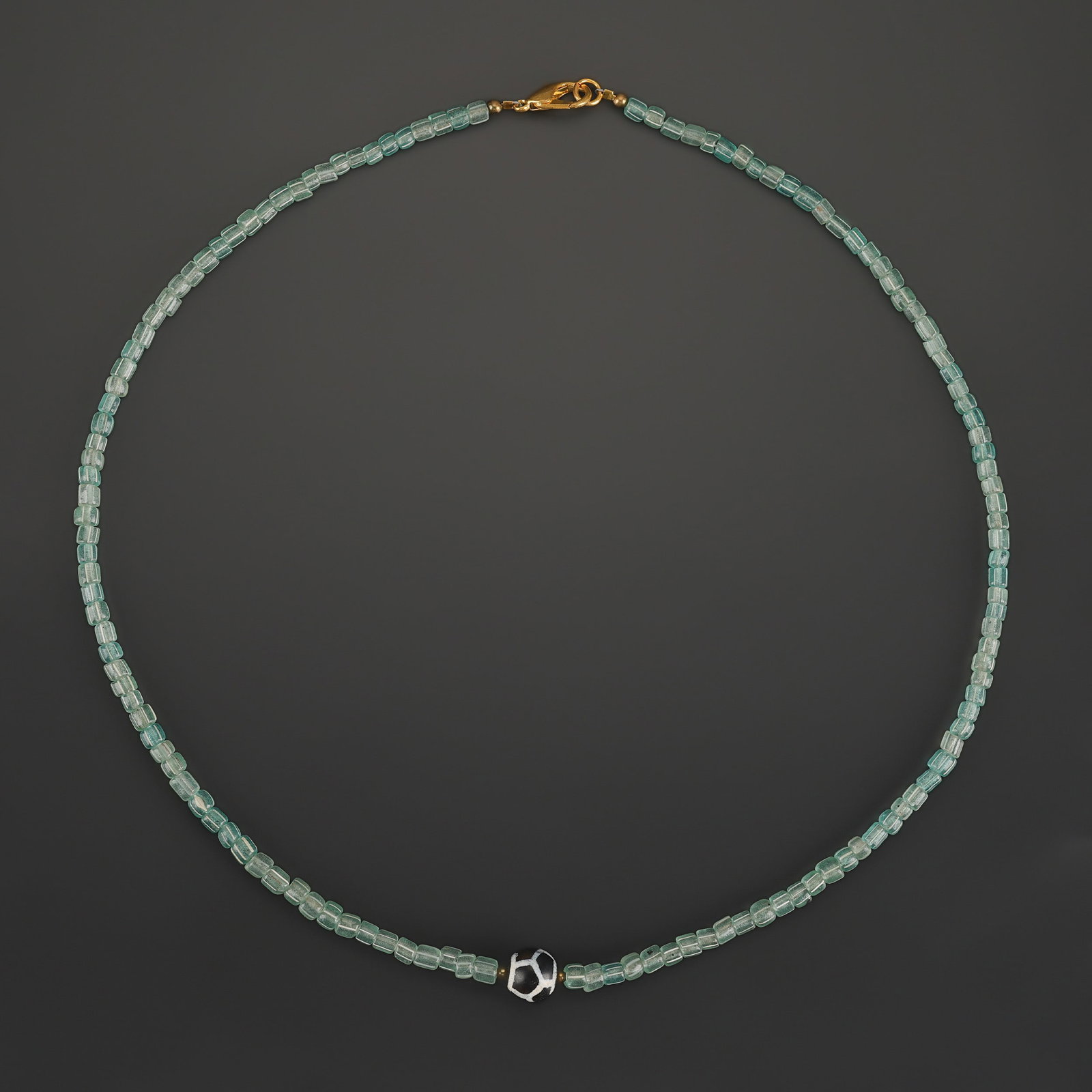 Antique Glass Bead Necklace With Central Dzi Agate Bead: Antique Glass Bead Necklace With Central Dzi Agate Bead featuring quality craftsmanship and collectible appeal. Suitable for display or collection. Length: 20in Total Weight: 18gram